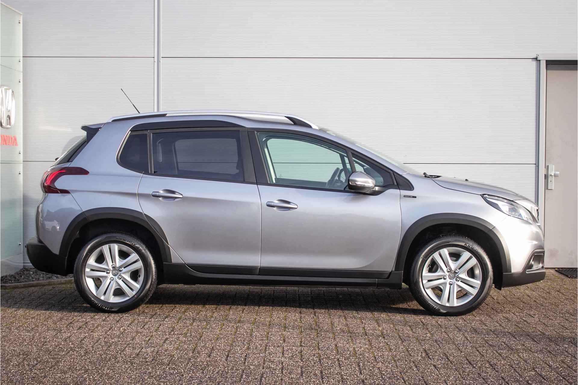 Peugeot 2008 1.2 PureTech Signature All-in rijklaarprijs | Dealerond. | Trekhaak | Nav | Cruise - 2/37