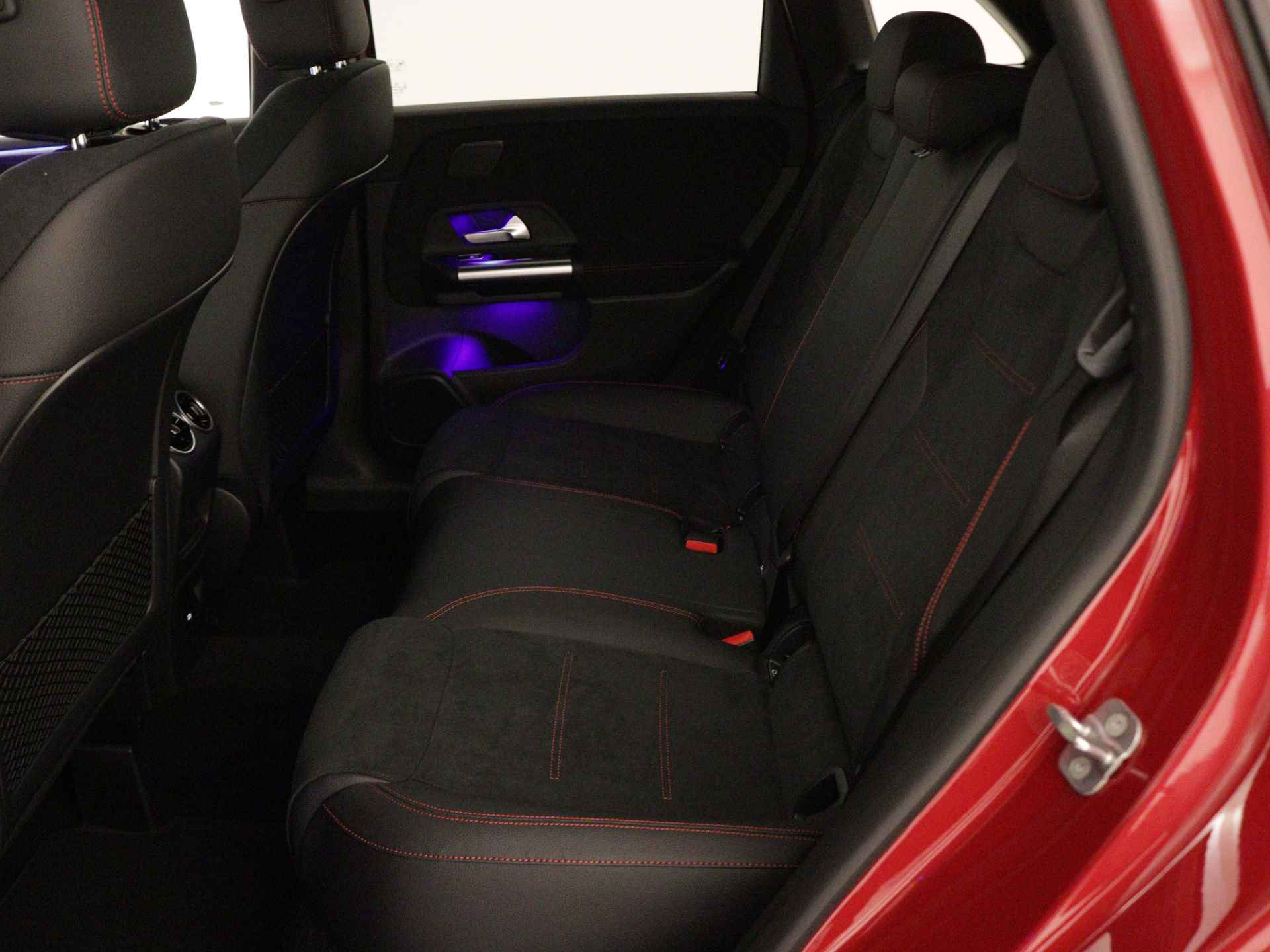 Mercedes-Benz B-Klasse 180 AMG Line | Nightpakket | Premium pakket | GUARD 360° Voertuigbescherming Plus | Stoelverwarming vooraan | USB-pakket plus | Sfeerverlichting | Keyless-Go comfortpakket | Dodehoekassistent | - 17/38