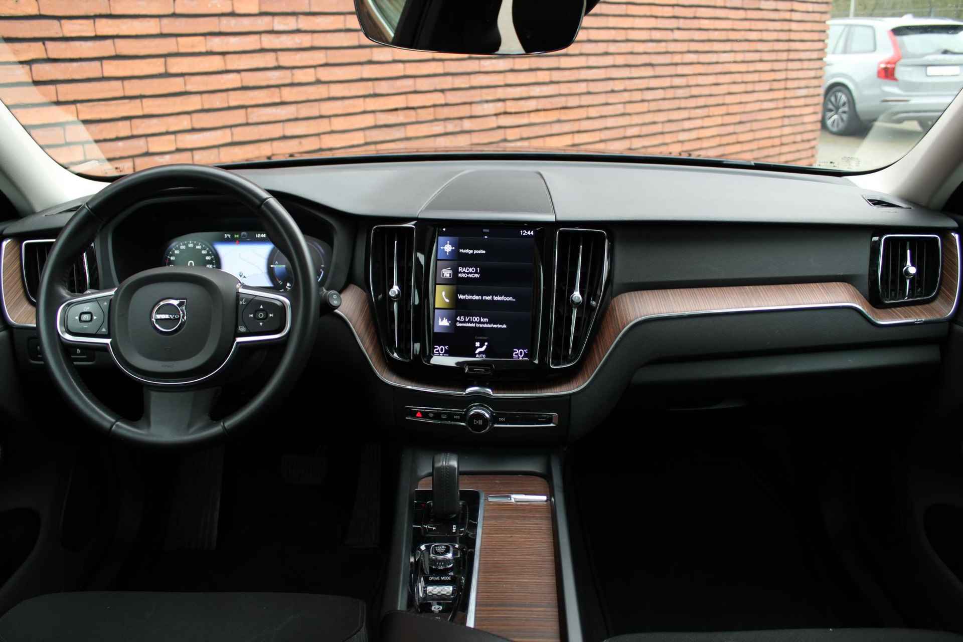 Volvo XC60 T8 AUT8 304PK Twin Engine AWD Momentum Pro | Cruise Control| semi-elektrische trekhaak| 18'' Lichtmetalen Velgen| Park Assist Voor & Achter + Camera| Elektrisch bedienbare achterklep| - 4/21