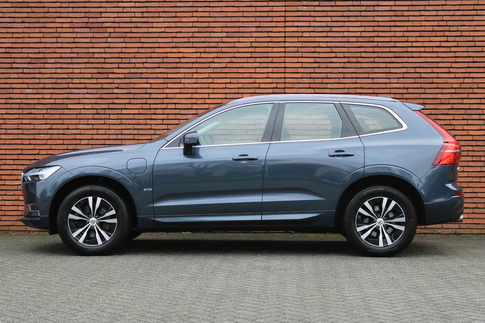 Volvo XC60 T8 AUT8 304PK Twin Engine AWD Momentum Pro | Cruise Control| semi-elektrische trekhaak| 18'' Lichtmetalen Velgen| Park Assist Voor & Achter + Camera| Elektrisch bedienbare achterklep| - 9/21