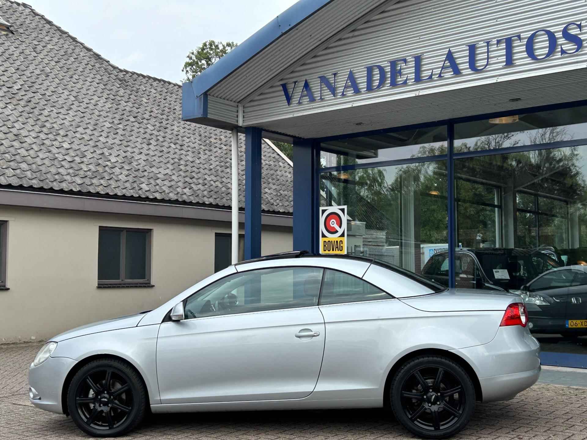 Volkswagen Eos 2.0-16v FSI El.Schuif-Panorama Navi Bluetooth Leder Clima Park.Sens Stoelverw. 17" LM-Velgen - 4/29