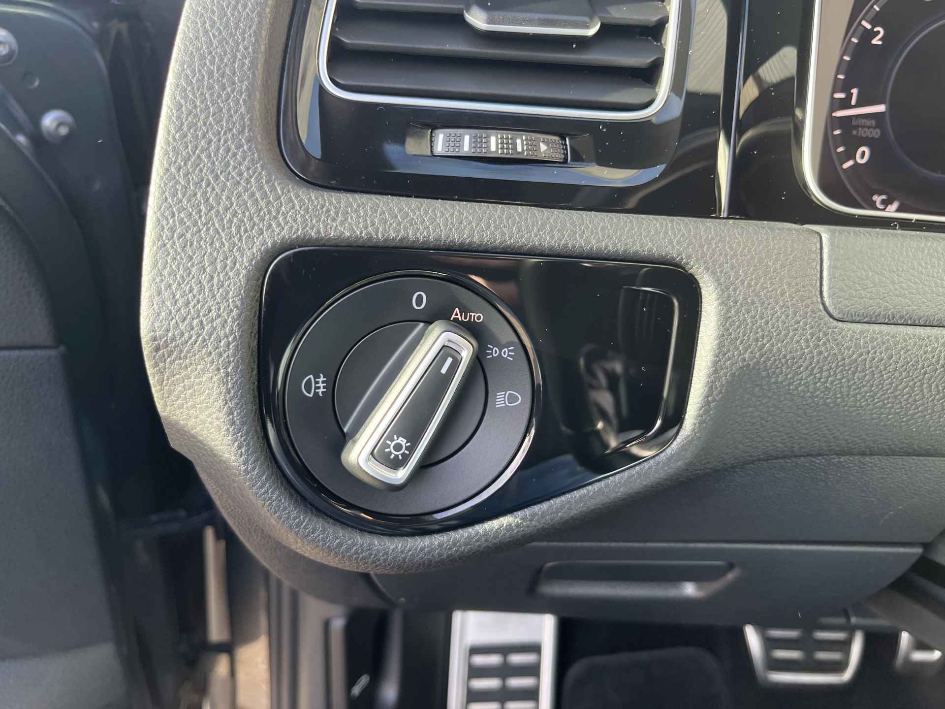 Volkswagen GOLF Variant 1.5 TSI R-Line / AUTOMAAT/ 2X R-LINE/ TREKHAAK/ DIGITAL DASH/ ACC/ DAB/ NAVI/ APP-CONNECT/ PARK. SENSOREN + CAMERA/ CLIMA/ STOELVERWARMING - 12/39