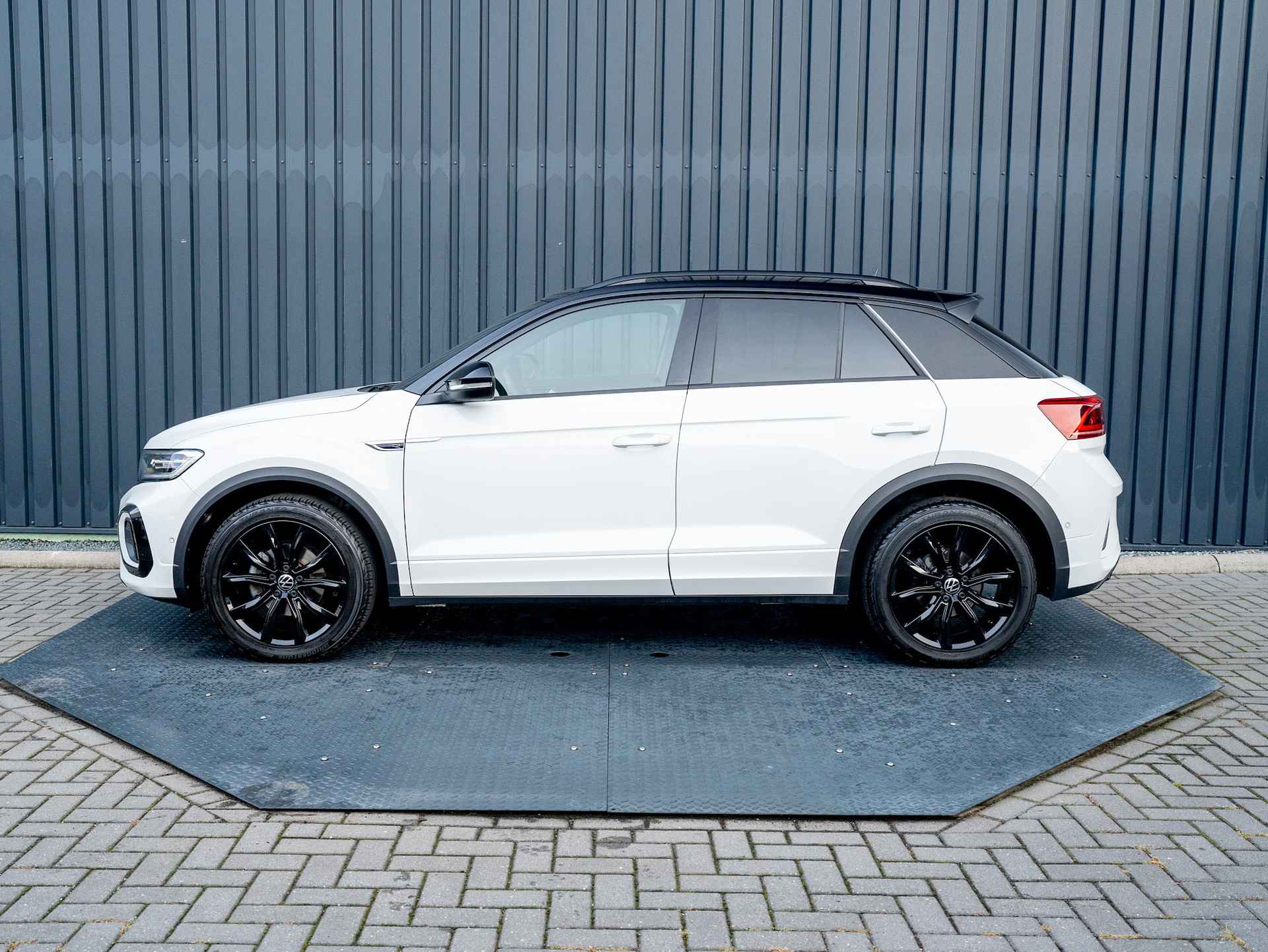 Volkswagen T-Roc 1.5 TSI R-Line Business+ | Side Assist | IQ Light | Elk. A-Klep | Trekhaak afnb. | Keyless | Prijs Rijklaar!! - 4/54