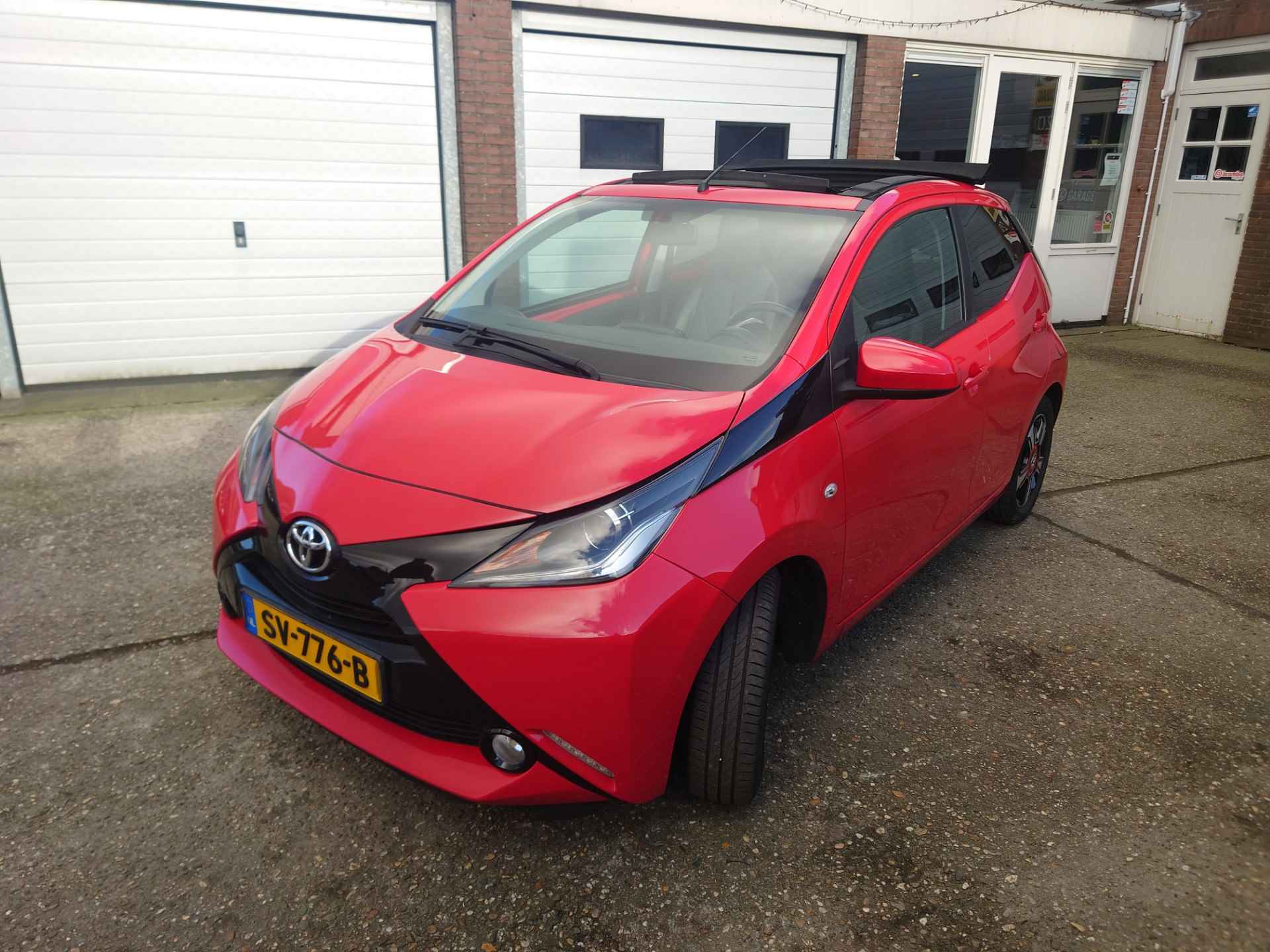 Toyota Aygo 1.0 VVT-i x-pose, Cabriodak, Dealer onderhouden, Achteruitrijcamera, Clima - 2/19