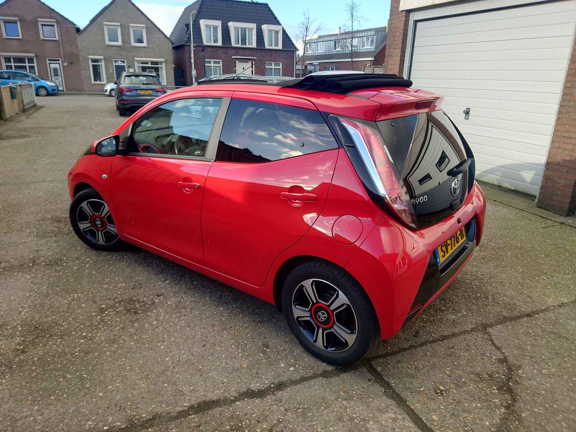 Toyota Aygo 1.0 VVT-i x-pose, Cabriodak, Dealer onderhouden, Achteruitrijcamera, Clima - 3/19