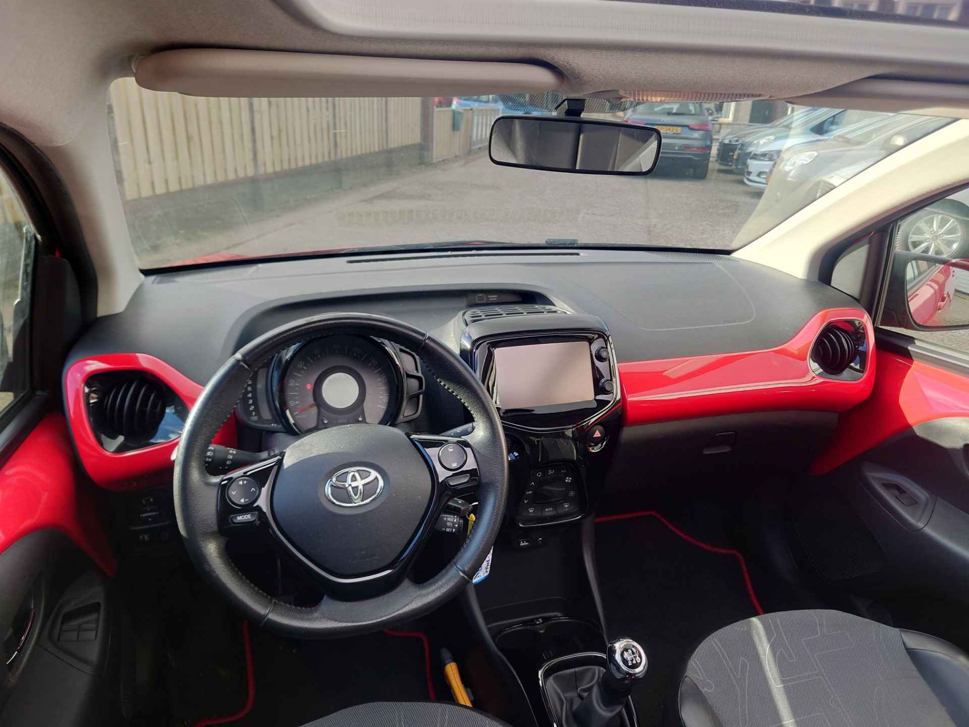 Toyota Aygo 1.0 VVT-i x-pose, Cabriodak, Dealer onderhouden, Achteruitrijcamera, Clima - 9/19