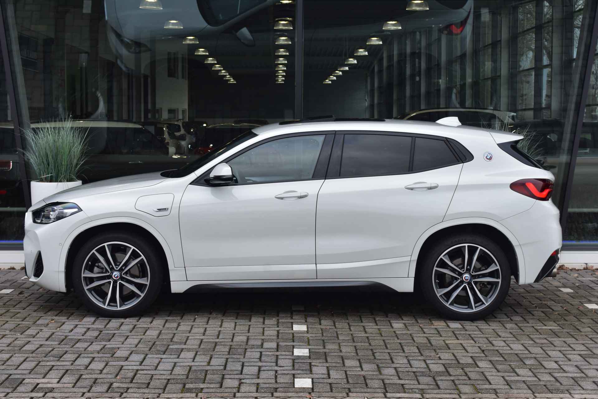 BMW X2 xDrive25e 220 pk M Sport High Executive Automaat / Panoramadak / Adaptieve Cruise Control / Achteruitrijcamera / Head-Up Display / Elektrische Sportstoelen / 19 inch LMV / Keyless Entry - 9/57