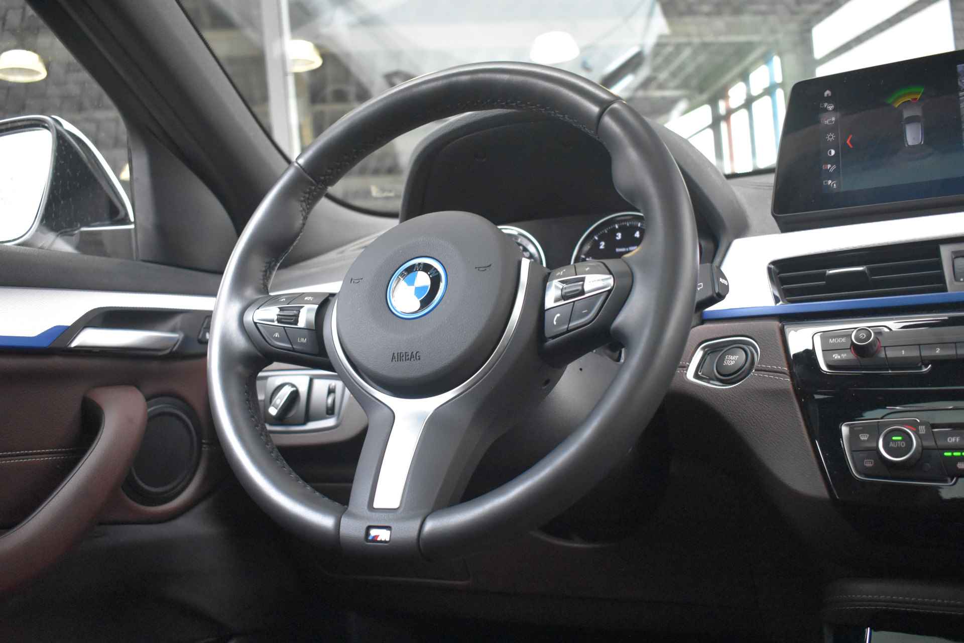 BMW X2 xDrive25e 220 pk M Sport High Executive Automaat / Panoramadak / Adaptieve Cruise Control / Achteruitrijcamera / Head-Up Display / Elektrische Sportstoelen / 19 inch LMV / Keyless Entry - 50/57