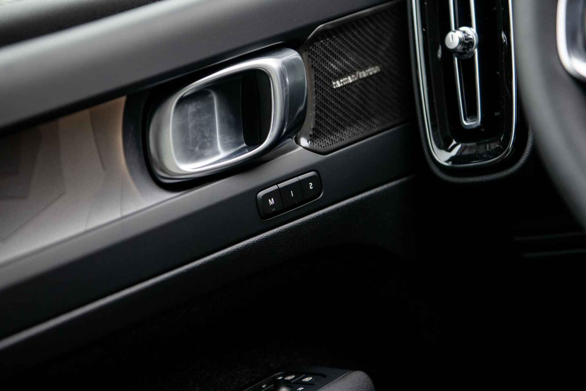 Volvo C40 Recharge Twin Ultimate 82 kWh Fin. € 1.322 p/m | Long Range | Pixel Led | Wool Blend | Black Pack | Heico Verlaging | Exterieur Delen in Kleur | - 40/68