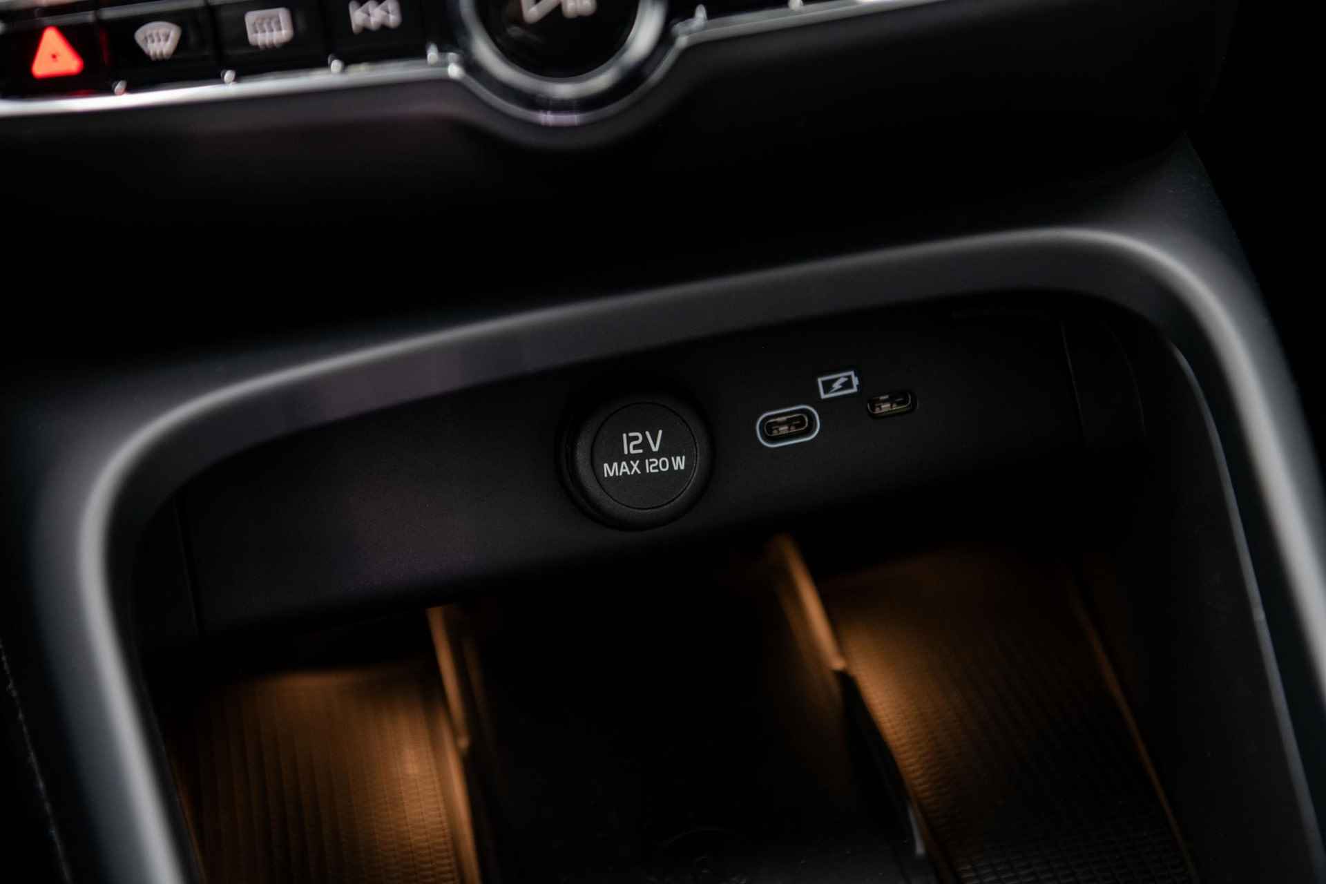 Volvo C40 Recharge Twin Ultimate 82 kWh Fin. € 1.322 p/m | Long Range | Pixel Led | Wool Blend | Black Pack | Heico Verlaging | Exterieur Delen in Kleur | - 44/68