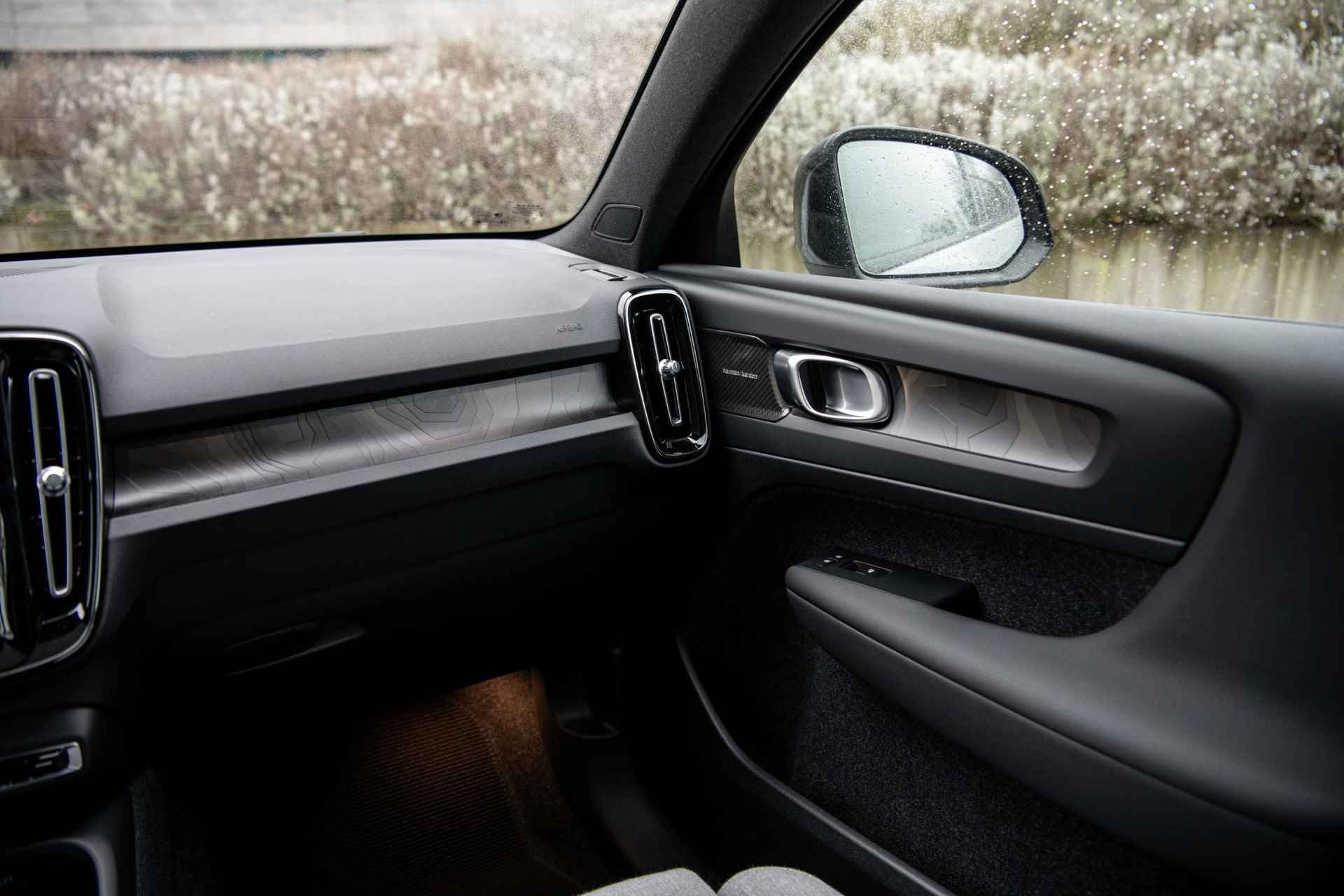 Volvo C40 Recharge Twin Ultimate 82 kWh Fin. € 1.322 p/m | Long Range | Pixel Led | Wool Blend | Black Pack | Heico Verlaging | Exterieur Delen in Kleur | - 45/68