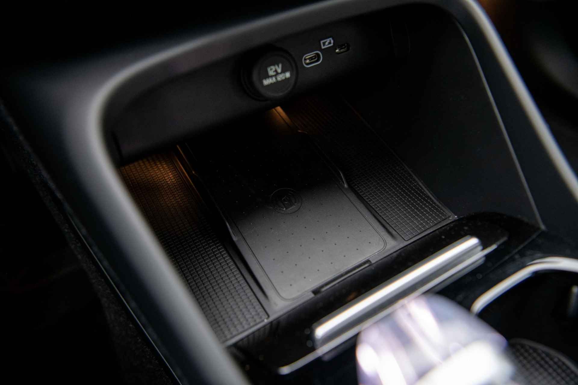 Volvo C40 Recharge Twin Ultimate 82 kWh Fin. € 1.322 p/m | Long Range | Pixel Led | Wool Blend | Black Pack | Heico Verlaging | Exterieur Delen in Kleur | - 60/68