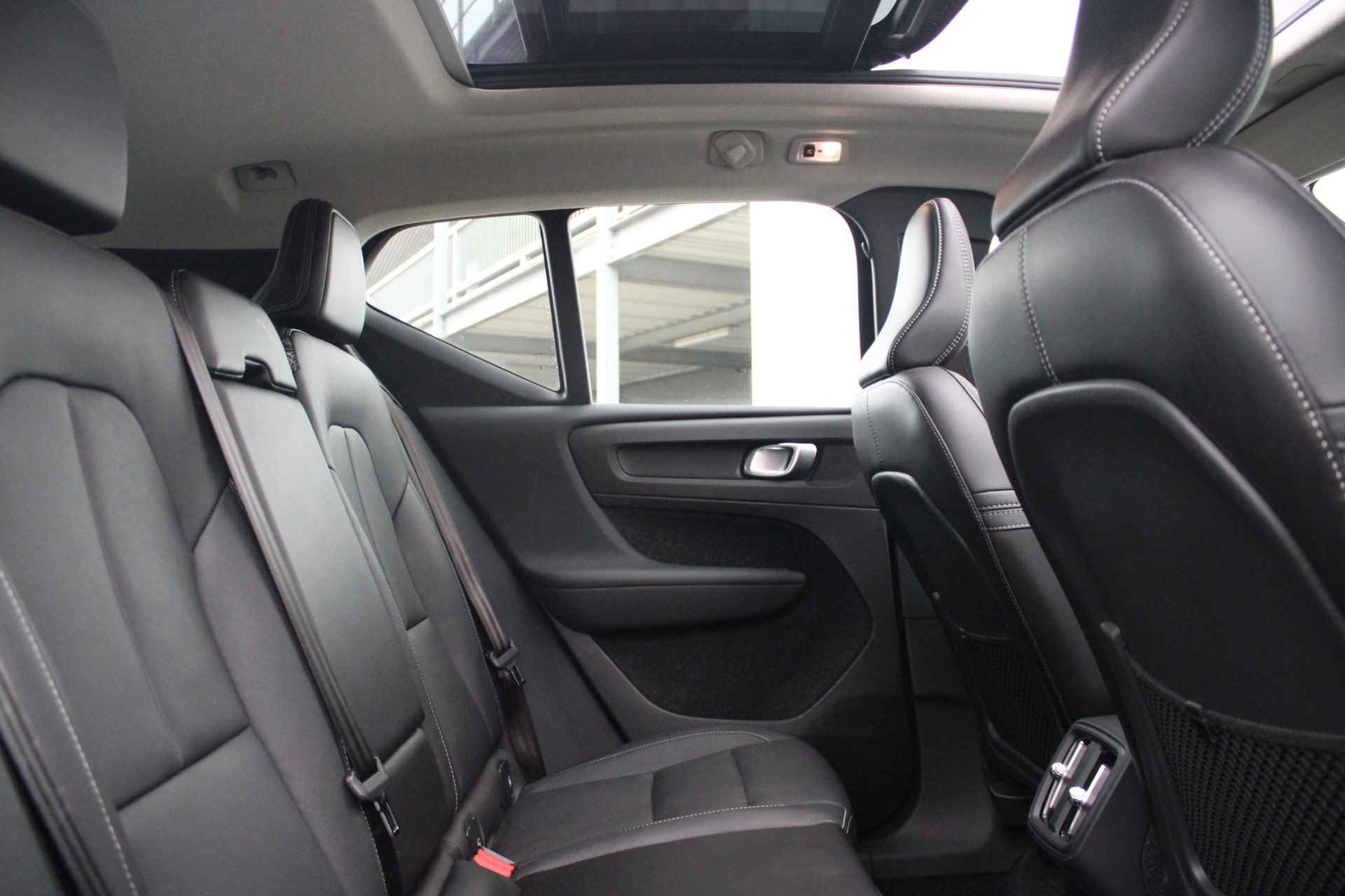 Volvo XC40 T4 190PK AUT8 Inscription, Panoramisch Schuif-kanteldak, Lederen Bekleding incl. Stoelverwarming, Park Assist voor & achter incl. Camera, Power Seats incl. Memory, Semi Elektr. Trekhaak, Cruise Control, Lane Assist, Climate Control, Elektrische Achterklep, DAB Radio, - 18/44