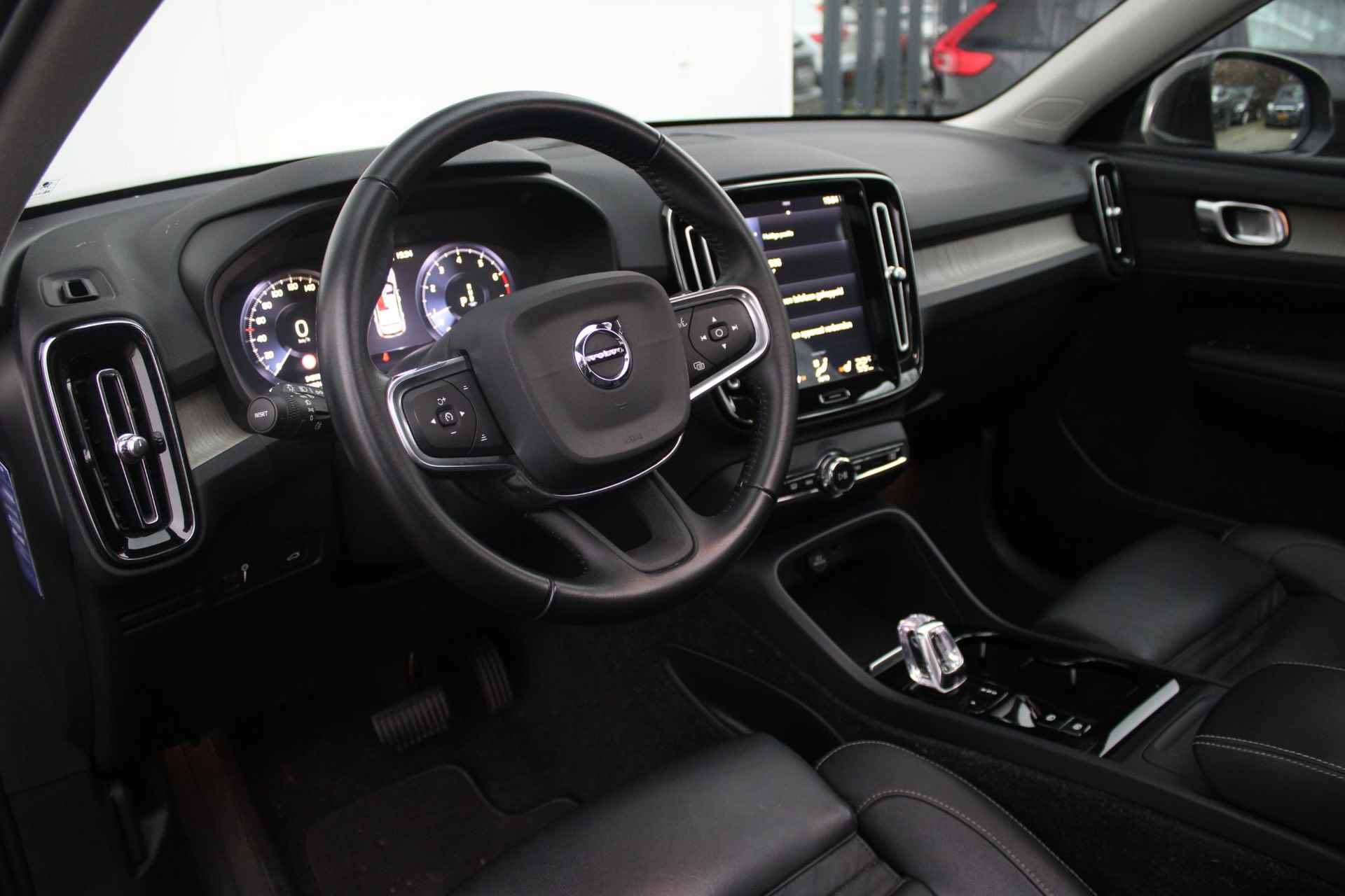 Volvo XC40 T4 190PK AUT8 Inscription, Panoramisch Schuif-kanteldak, Lederen Bekleding incl. Stoelverwarming, Park Assist voor & achter incl. Camera, Power Seats incl. Memory, Semi Elektr. Trekhaak, Cruise Control, Lane Assist, Climate Control, Elektrische Achterklep, DAB Radio, - 27/44