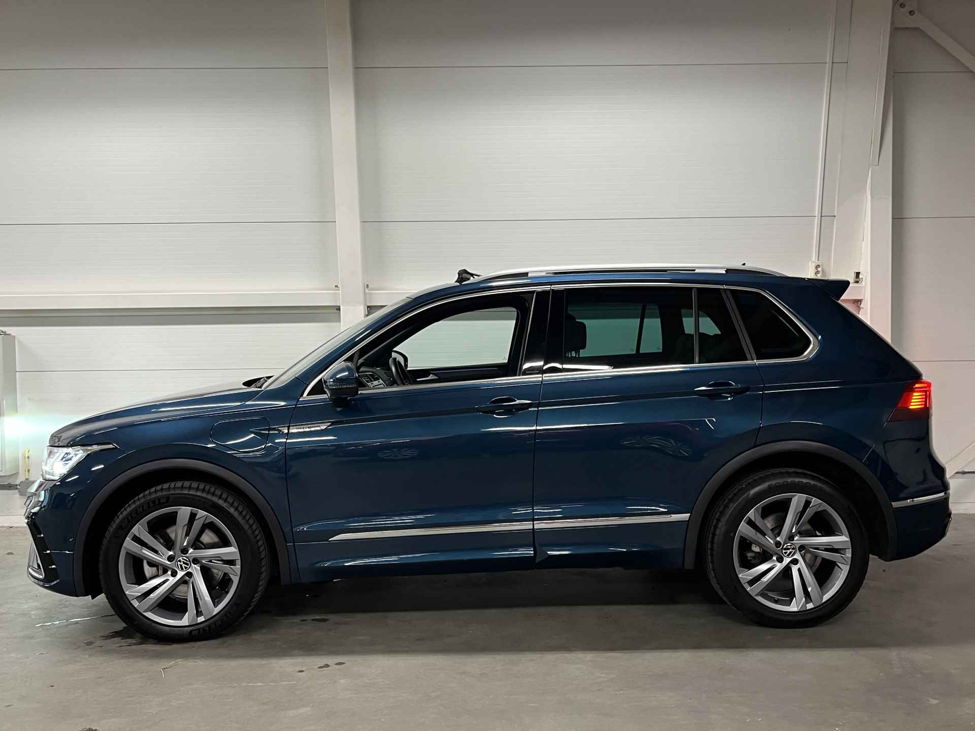 Volkswagen Tiguan 1.4 TSI eHybrid R-Line Business+ Automaat | Schuifdak | Adaptive cruise | Electrische achterklep | Mag Geremd 1.800KG Trekken !! - 30/46