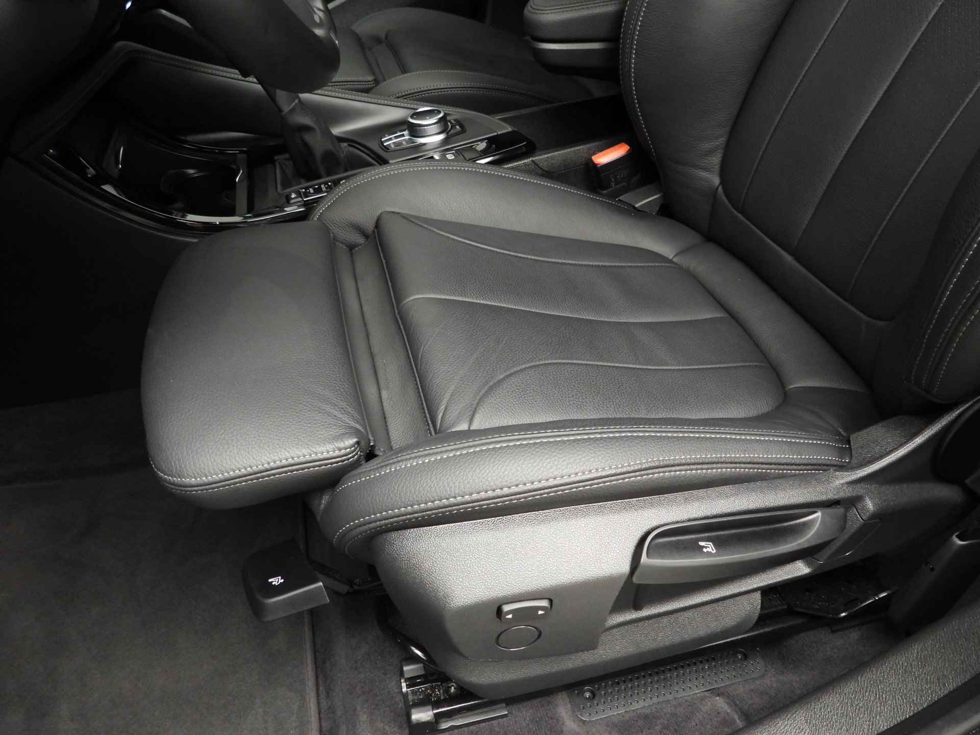 BMW X2 xDrive25e M-Sportpakket / LED / Leder / HUD / Stoelverwarming / DAB / Hifi speakers / Alu 19 inch - 22/39