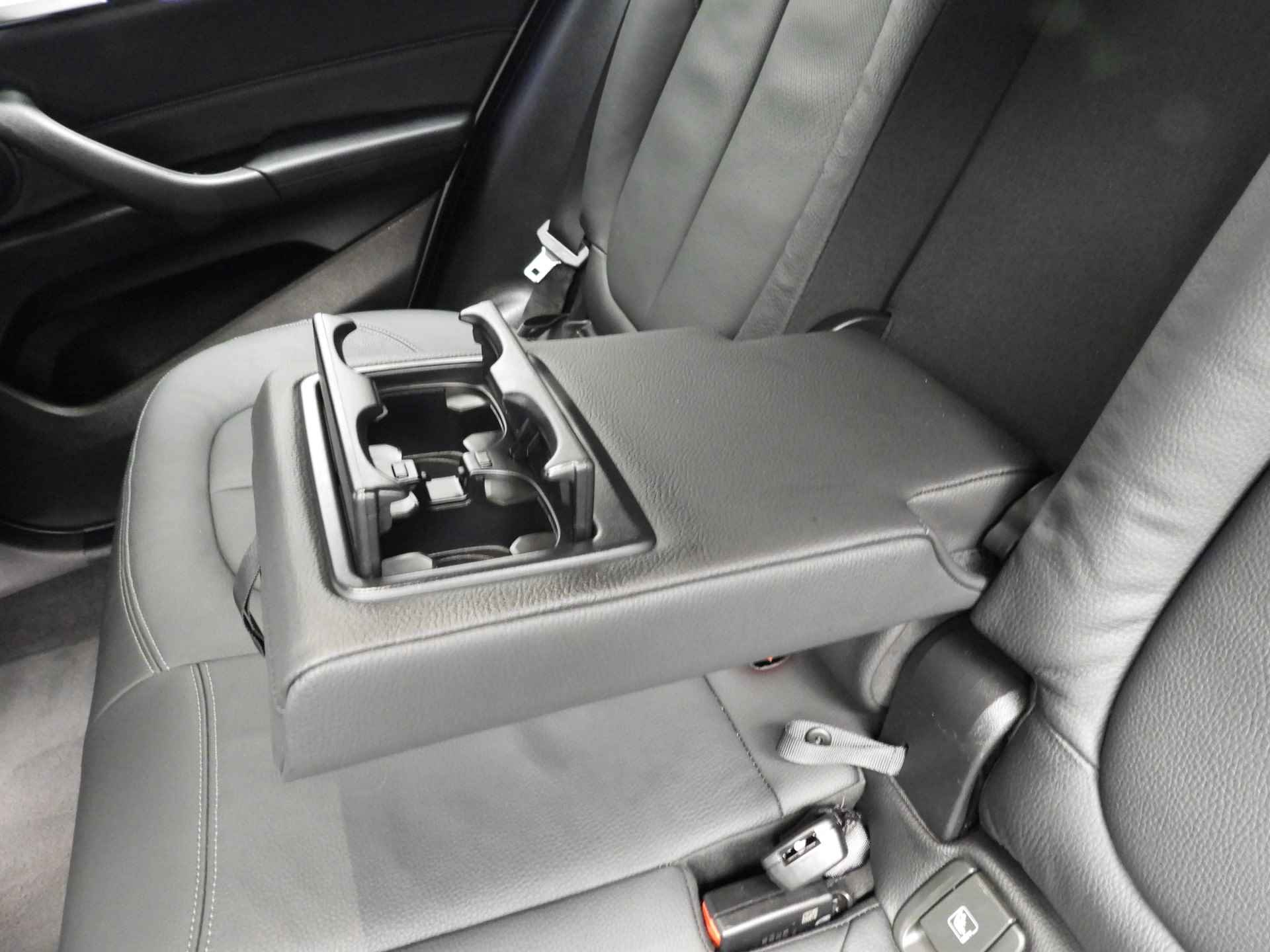 BMW X2 xDrive25e M-Sportpakket / LED / Leder / HUD / Stoelverwarming / DAB / Hifi speakers / Alu 19 inch - 26/39