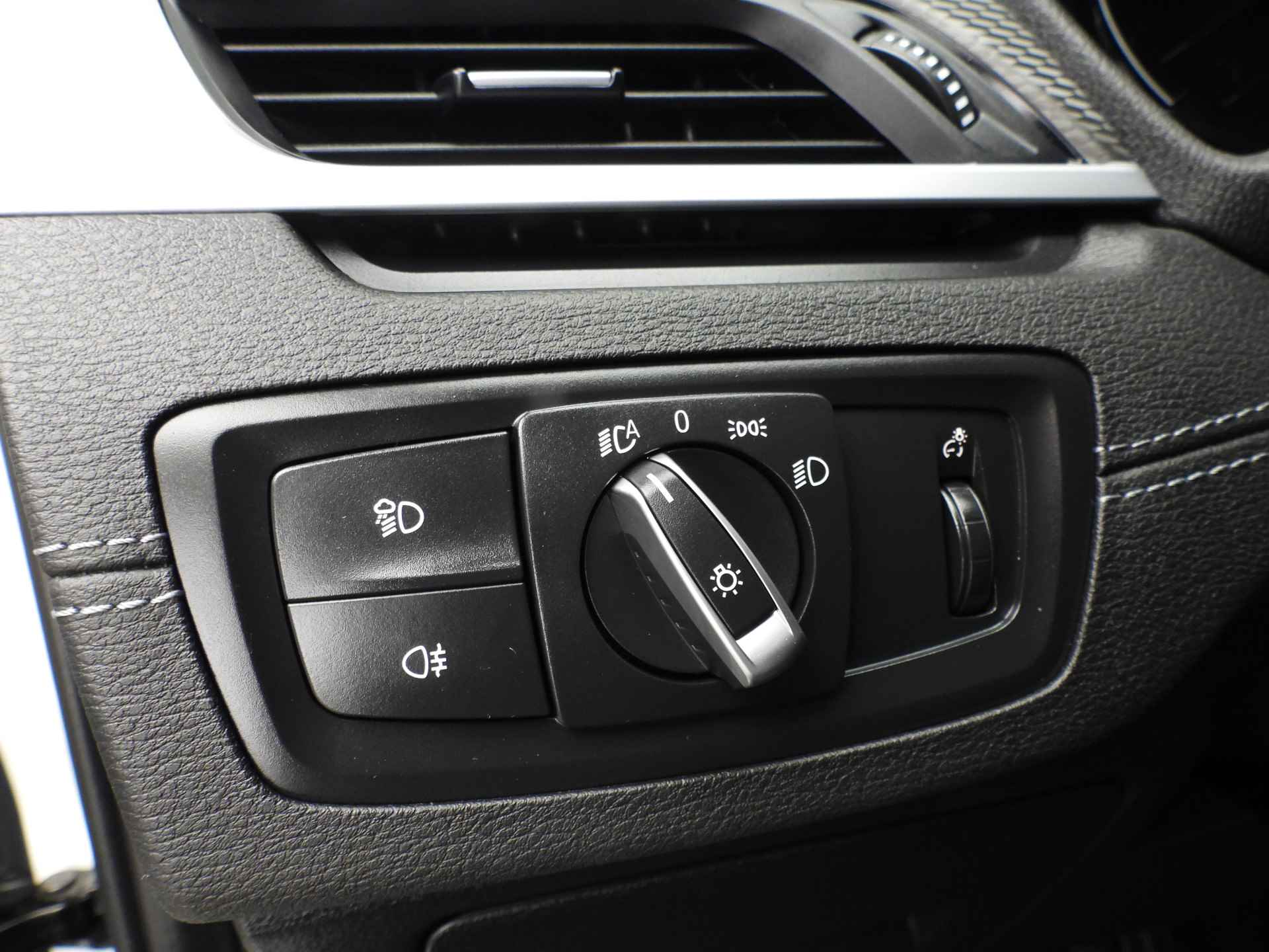 BMW X2 xDrive25e M-Sportpakket / LED / Leder / HUD / Stoelverwarming / DAB / Hifi speakers / Alu 19 inch - 28/39