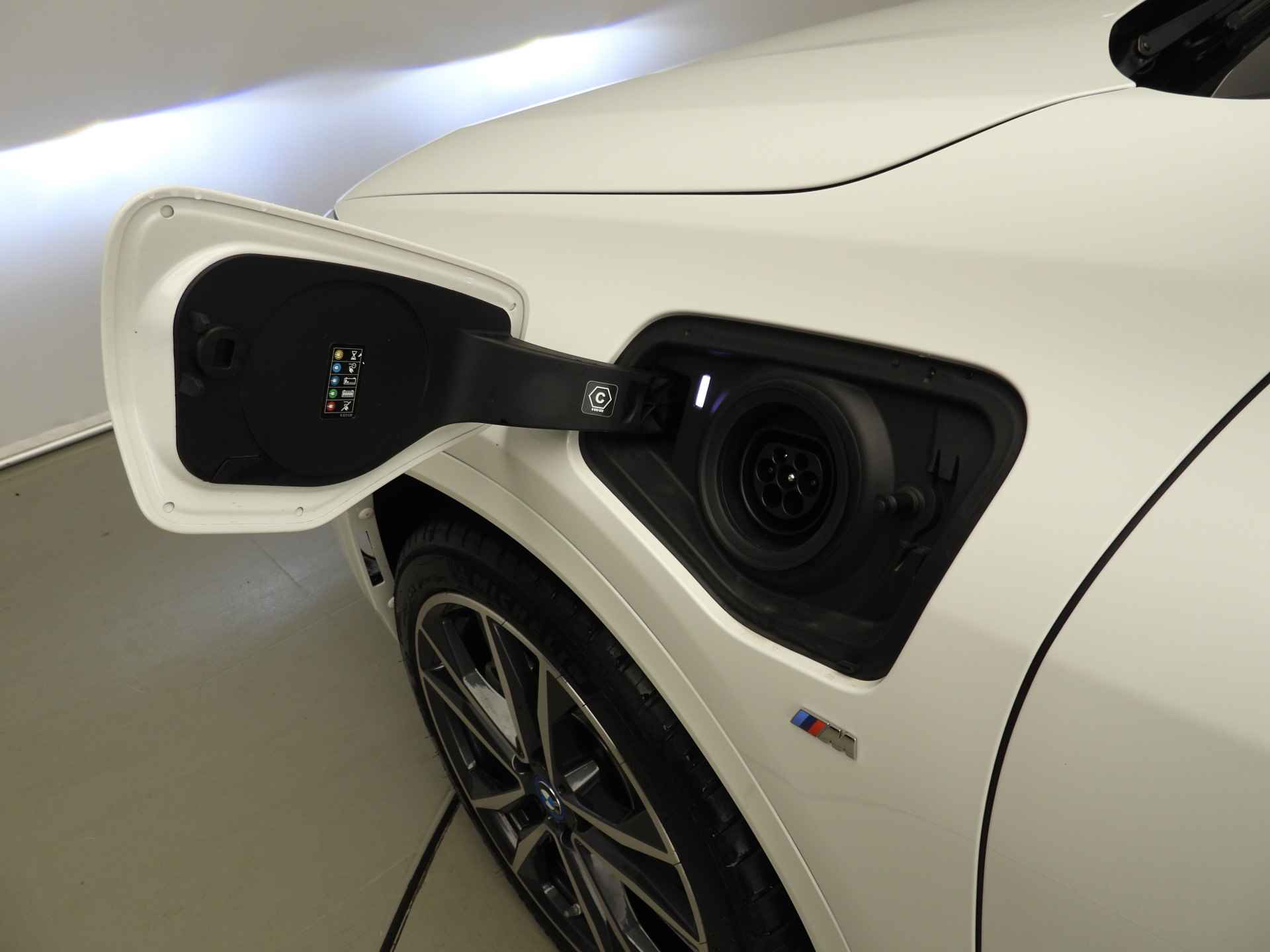 BMW X2 xDrive25e M-Sportpakket / LED / Leder / HUD / Stoelverwarming / DAB / Hifi speakers / Alu 19 inch - 34/39