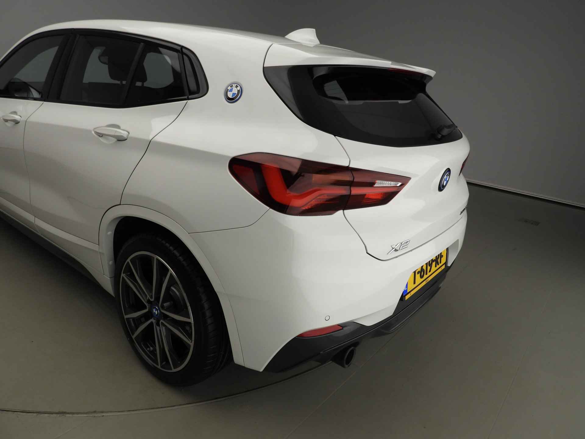 BMW X2 xDrive25e M-Sportpakket / LED / Leder / HUD / Stoelverwarming / DAB / Hifi speakers / Alu 19 inch - 35/39