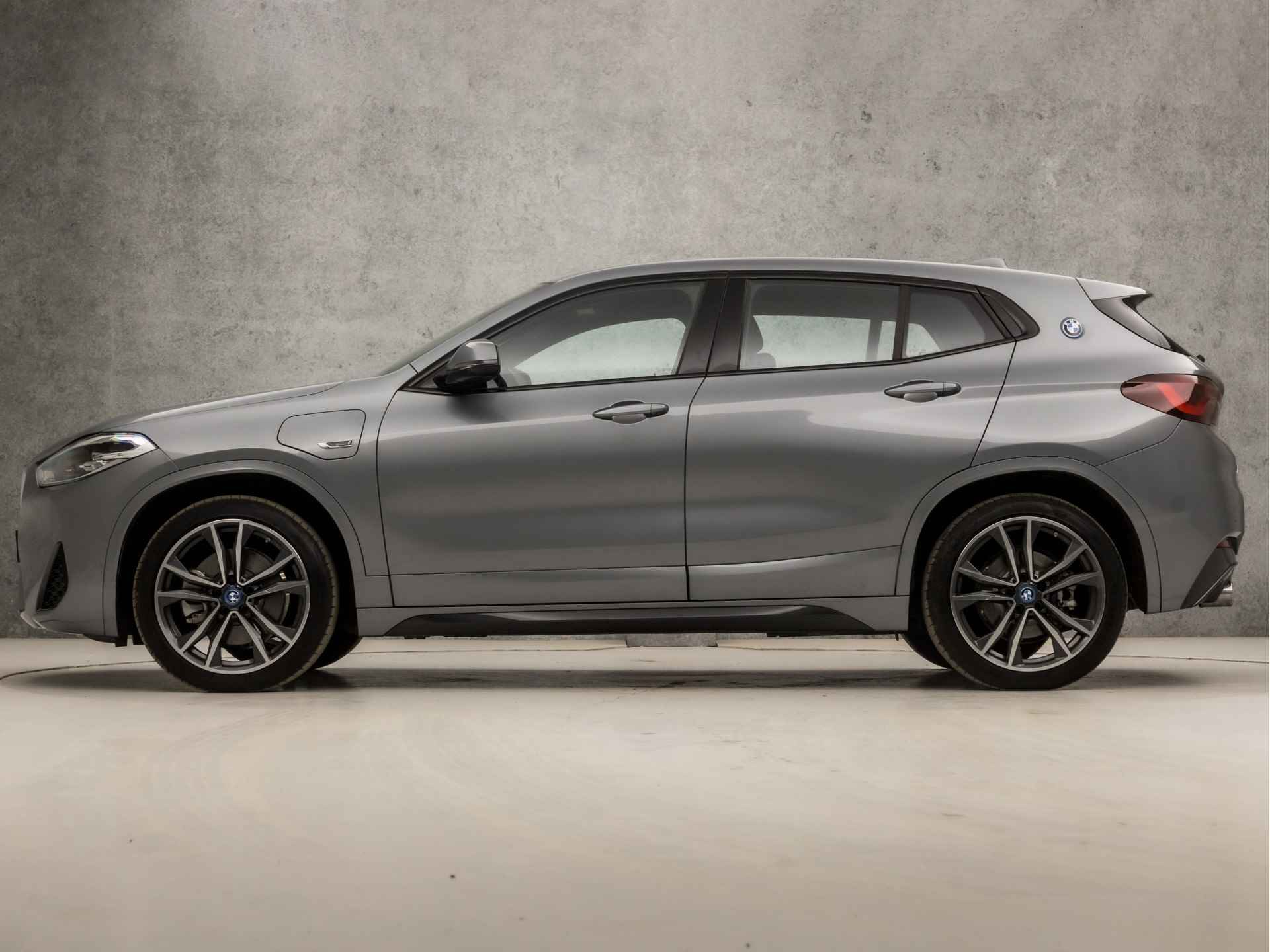 BMW X2 xDrive25e High Executive M Sport 221Pk Automaat (GROOT NAVI, M PAKKET, STOELVERWARMING, LEDER, ELEK ACHTERKLEP, DIGITAL COCKPIT, SPORTSTOELEN, DAB+, CRUISE, NIEUWSTAAT) - 2/42