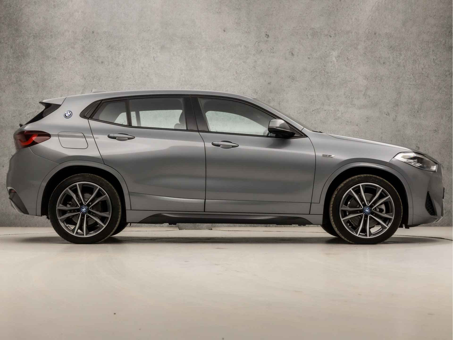 BMW X2 xDrive25e High Executive M Sport 221Pk Automaat (GROOT NAVI, M PAKKET, STOELVERWARMING, LEDER, ELEK ACHTERKLEP, DIGITAL COCKPIT, SPORTSTOELEN, DAB+, CRUISE, NIEUWSTAAT) - 4/42