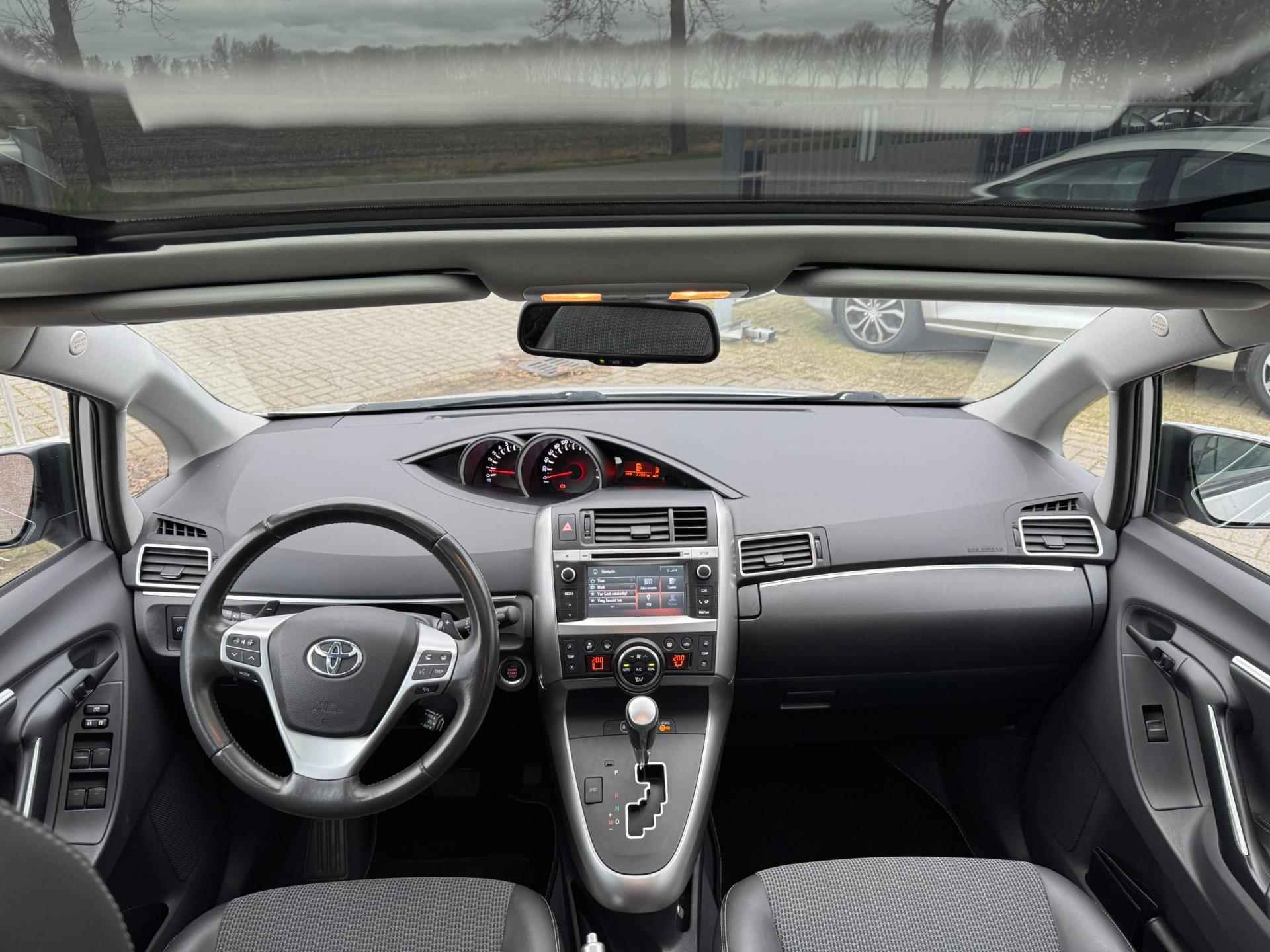 Toyota Verso 1.8 VVT-i Dynamic Business PANORAMADAK / TREKHAAK / CAMERA / ECC / NAVI / CRUISE / BELLEN - 2/43