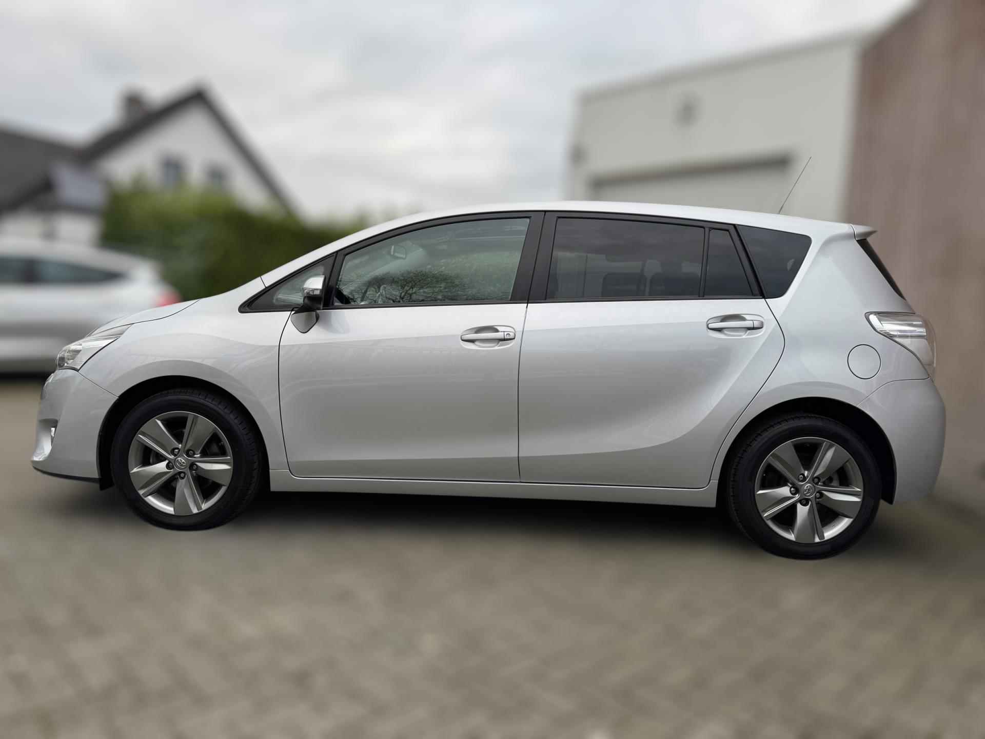 Toyota Verso 1.8 VVT-i Dynamic Business PANORAMADAK / TREKHAAK / CAMERA / ECC / NAVI / CRUISE / BELLEN - 4/43