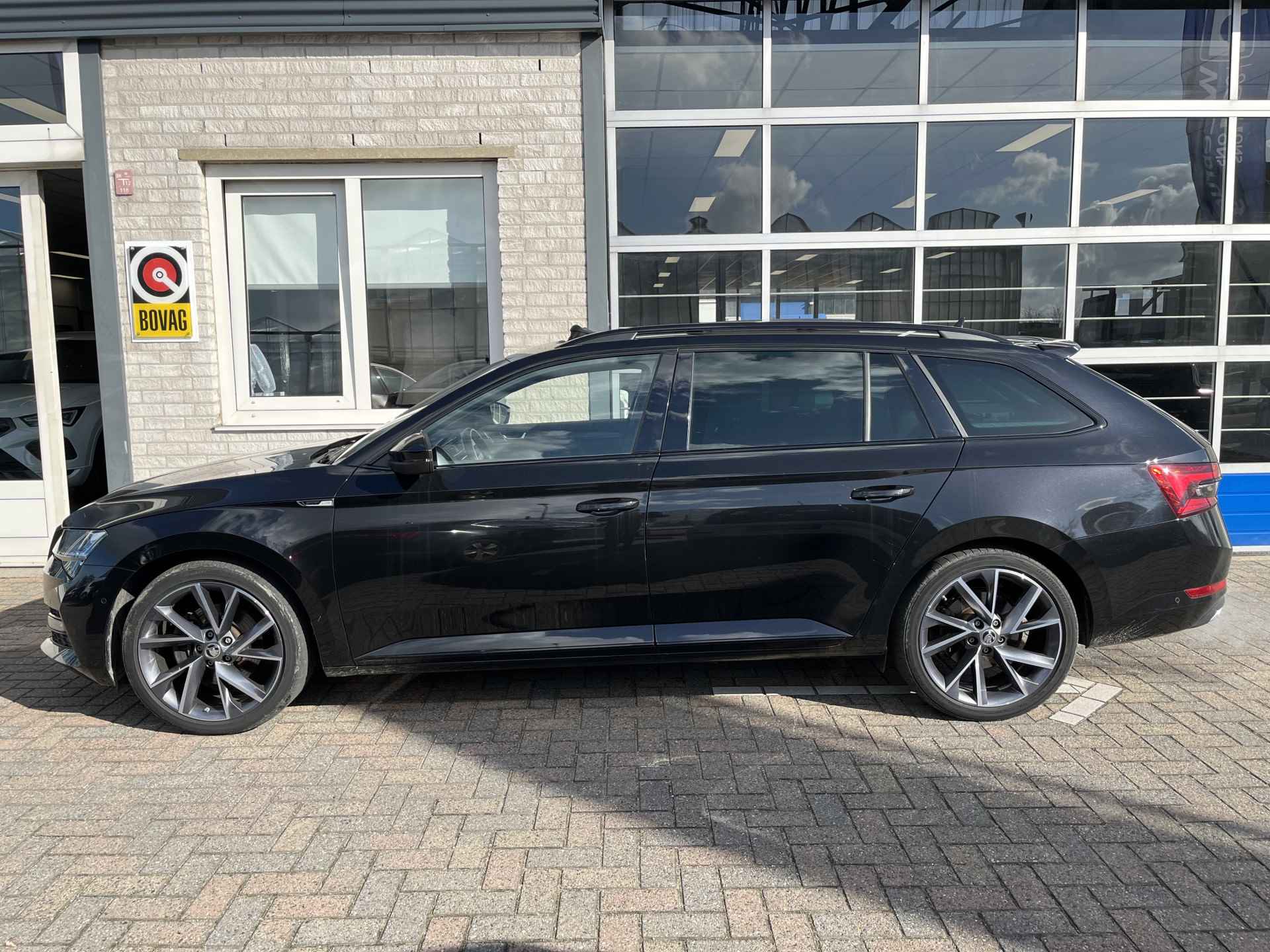 Škoda Superb Combi 1.4 TSI iV Sportline / AUTOMAAT/ PANO/ STANDKACHEL/ TREKHAAK/ CANTON AUDIO/ 360 CAMERA/ MEMORY SEATS/ DODE HOEK/ KEYLESS/ STOELVERWARM. V&A/ MATRIX/ STUURVERWARM./ ADAPT. CRUISE/ APP-CONNECT/ NAVI/ CLIMA/ DAB/ 19 - 3/41