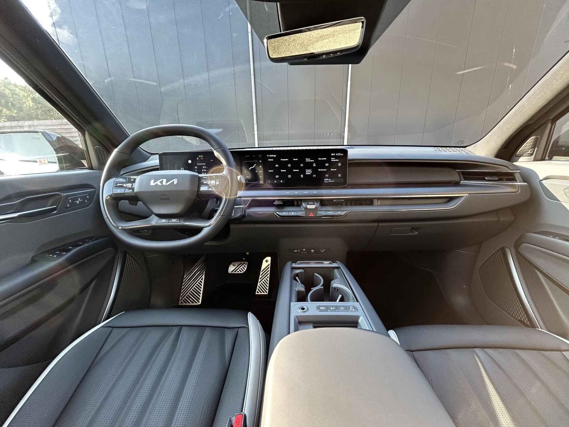 Kia EV9 Plus 99.8 kWh RWD | 2,99 % Financieringsactie | € 1700 korting + gratis laadpaal t.w.v. € 1700 | Vegan lederen stoelbekleding | Massagefunctie voor bestuurdersstoel | Meridian premium sound system - 12/17