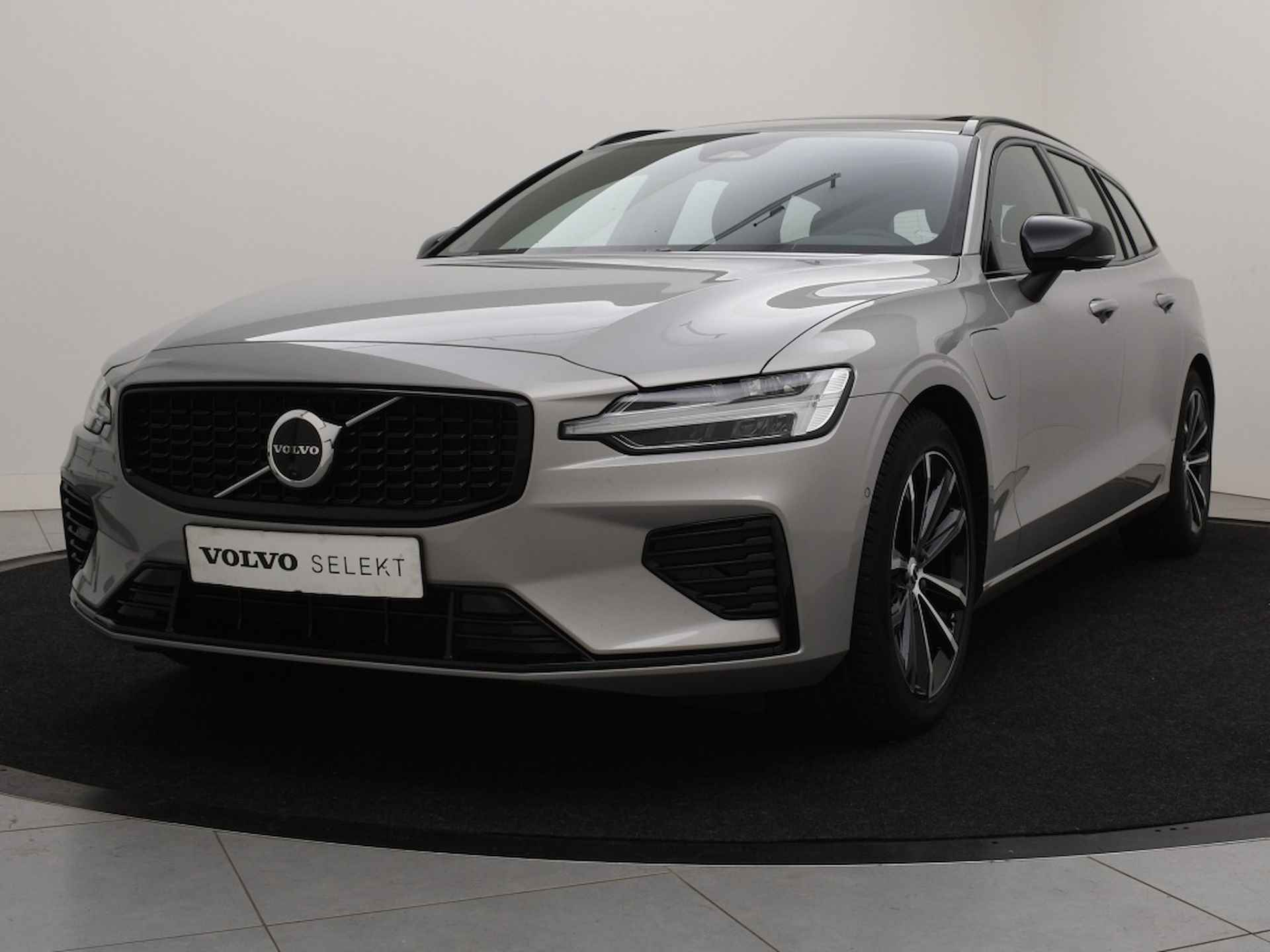 Volvo V60 T6 PLUG-IN HYBRID PLUS DARK HARMAN KARDON 360GR CAM SCHUIFDAK TR - 2/42