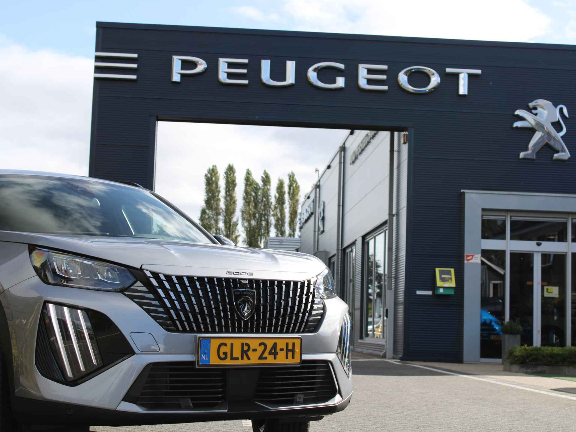 Peugeot 2008 1.2 Hybrid 136PK Allure Automaat Navigatie, Cruise Control, Camera Achter & Voor, Bluetooth, Parkeersensoren Voor & Achter, Dab - 4/33