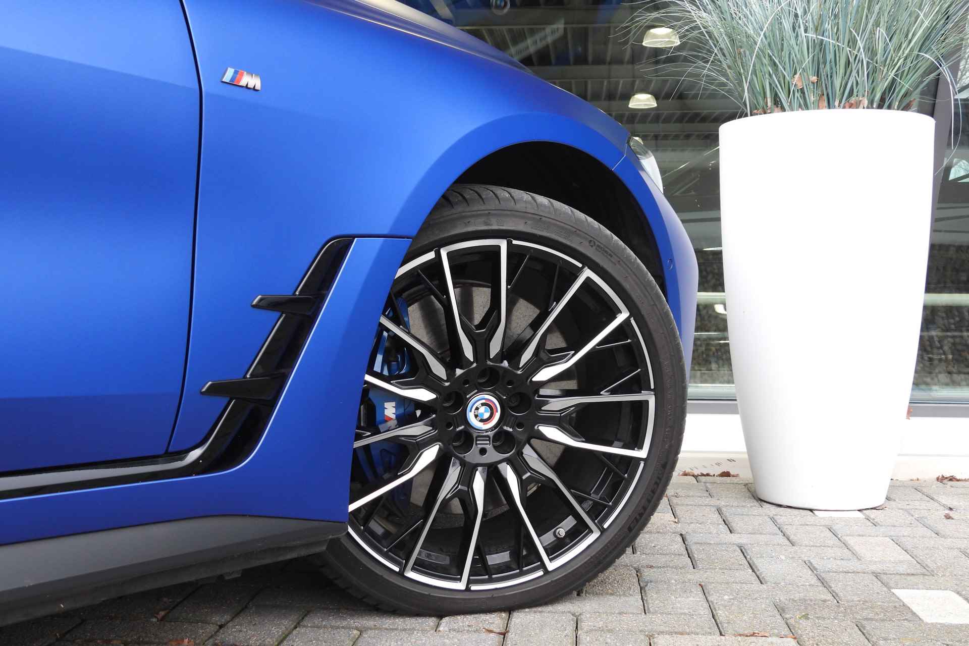 BMW i4 M50 High Executive / BMW M 50 Jahre uitvoering / M sportstoelen / Laserlight / Comfort Access / M Adaptief onderstel / Parking Assistant Plus - 43/67