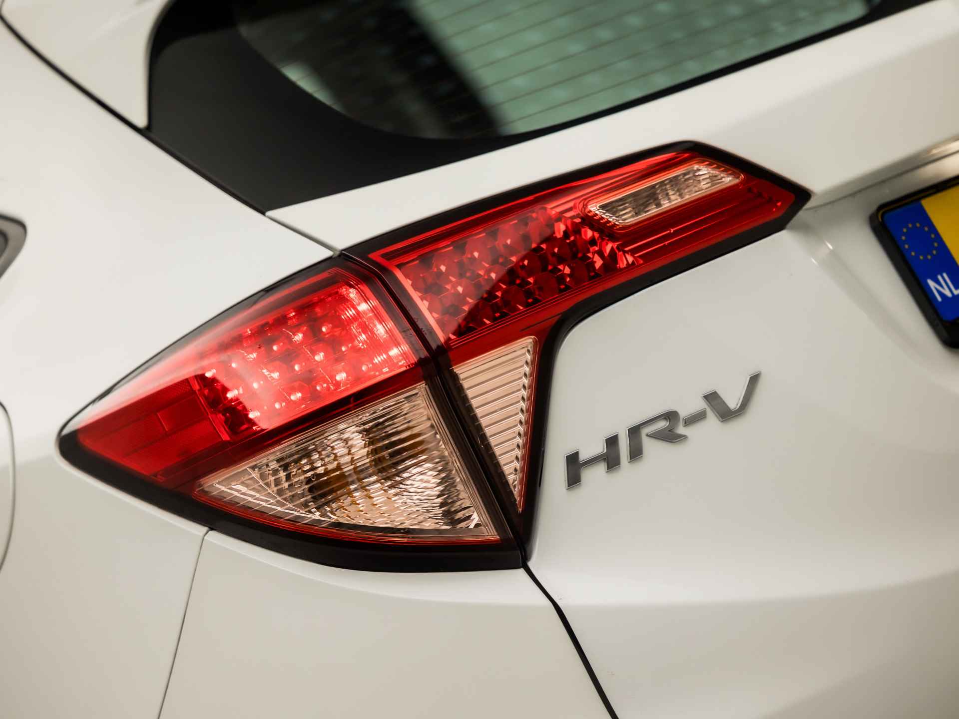 Honda HR-V 1.5 i-VTEC Elegance Automaat (NAVIGATIE, CLIMATE, STOELVERWARMING, PARKEERSENSOREN, SPORTSTOELEN, LM VELGEN, CRUISE, NIEUWE APK, NIEUWSTAAT) - 27/34