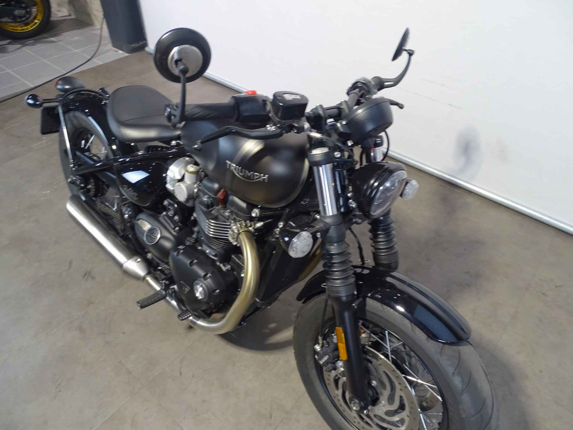 Triumph BONNEVILLE BOBBER - 2/8