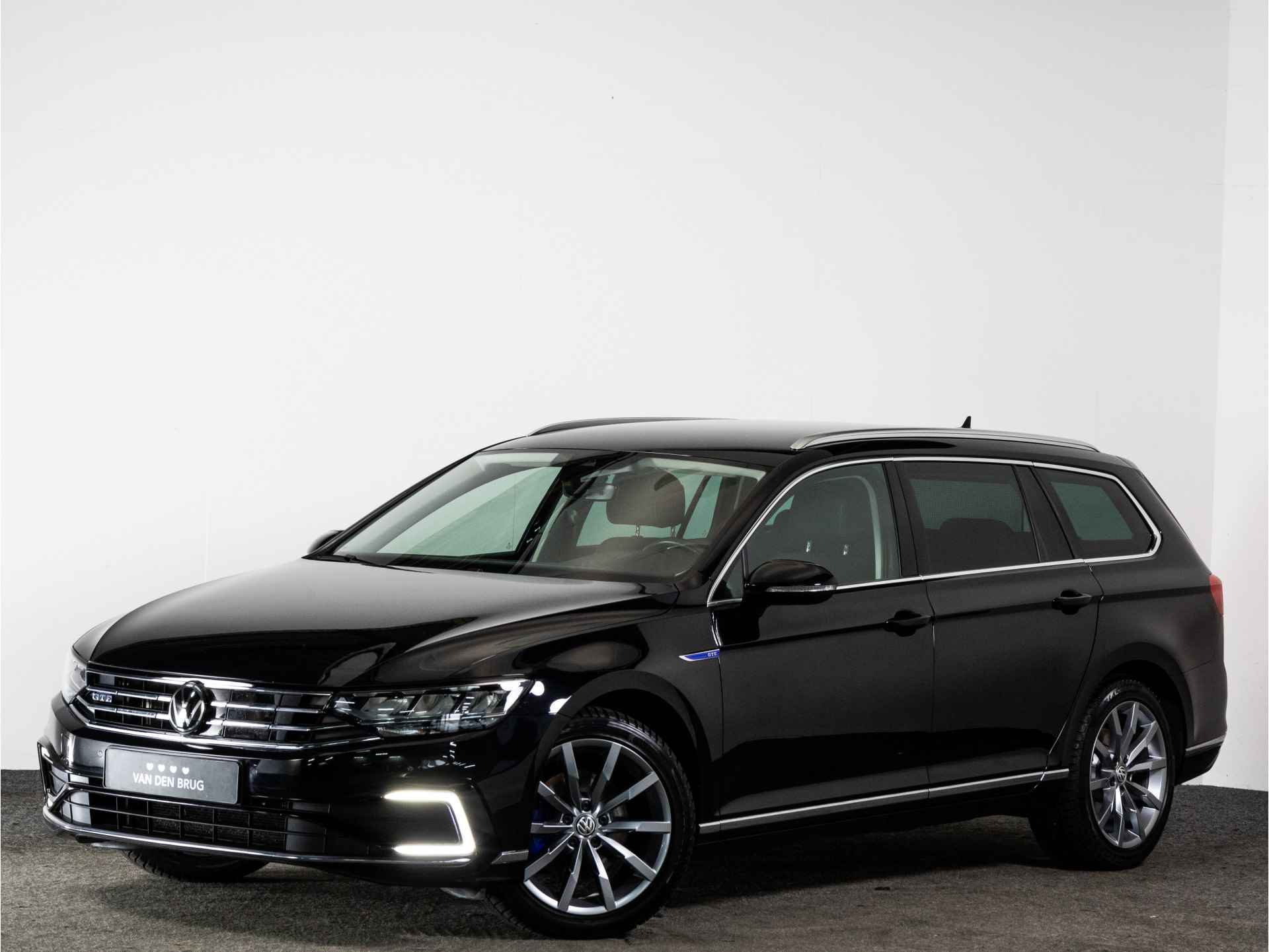 Volkswagen Passat GTE 1.4 TSI 218 PK Business AUTOMAAT | LED | Trekhaak | Navigatie | Achteruitrijcamera | Travel Assist | Stoelverwarming | - 3/43