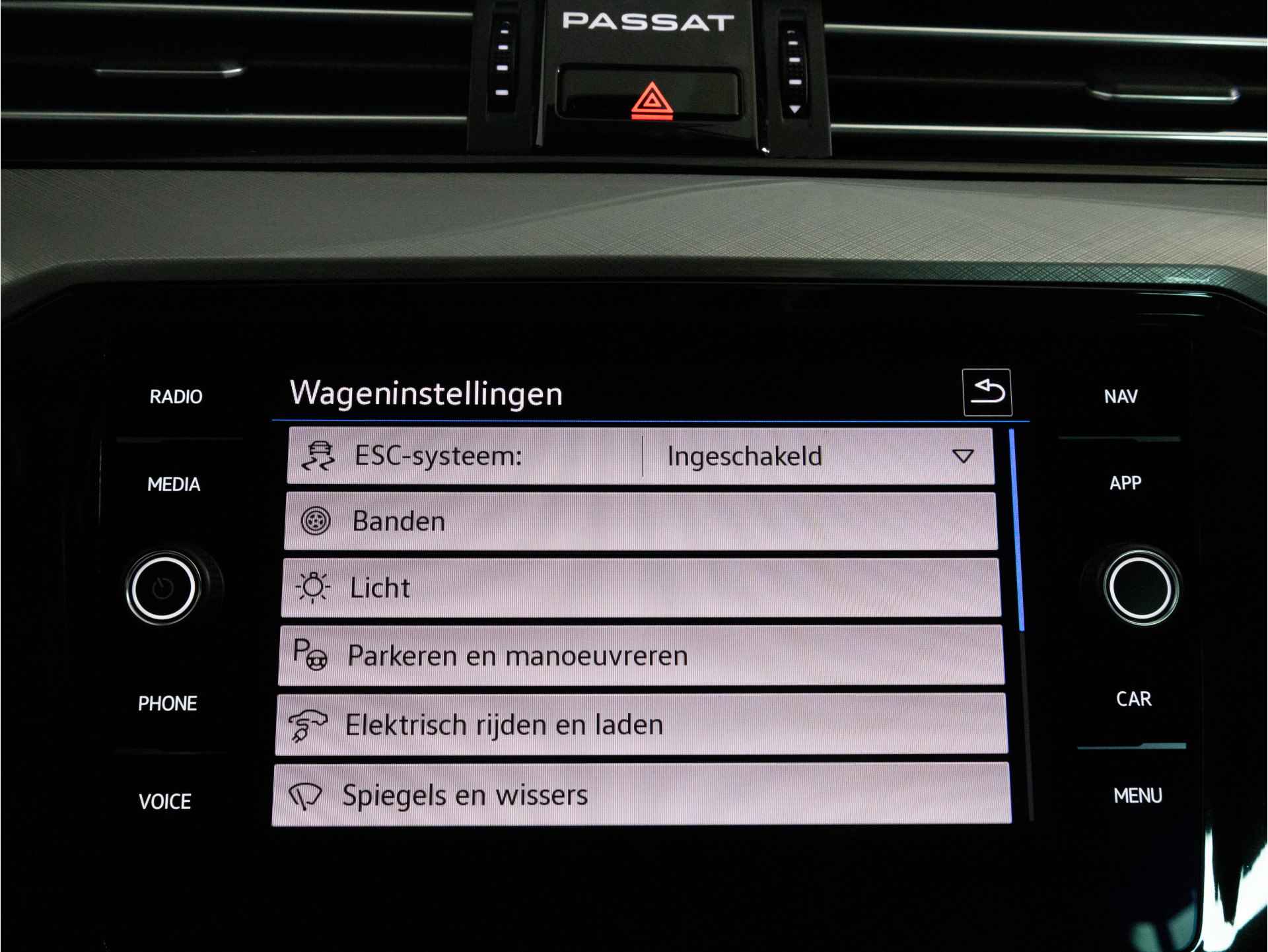 Volkswagen Passat GTE 1.4 TSI 218 PK Business AUTOMAAT | LED | Trekhaak | Navigatie | Achteruitrijcamera | Travel Assist | Stoelverwarming | - 32/43