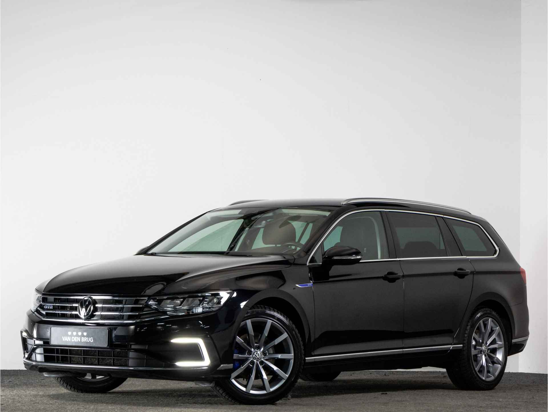 Volkswagen Passat GTE 1.4 TSI 218 PK Business AUTOMAAT | LED | Trekhaak | Navigatie | Achteruitrijcamera | Travel Assist | Stoelverwarming | - 43/43