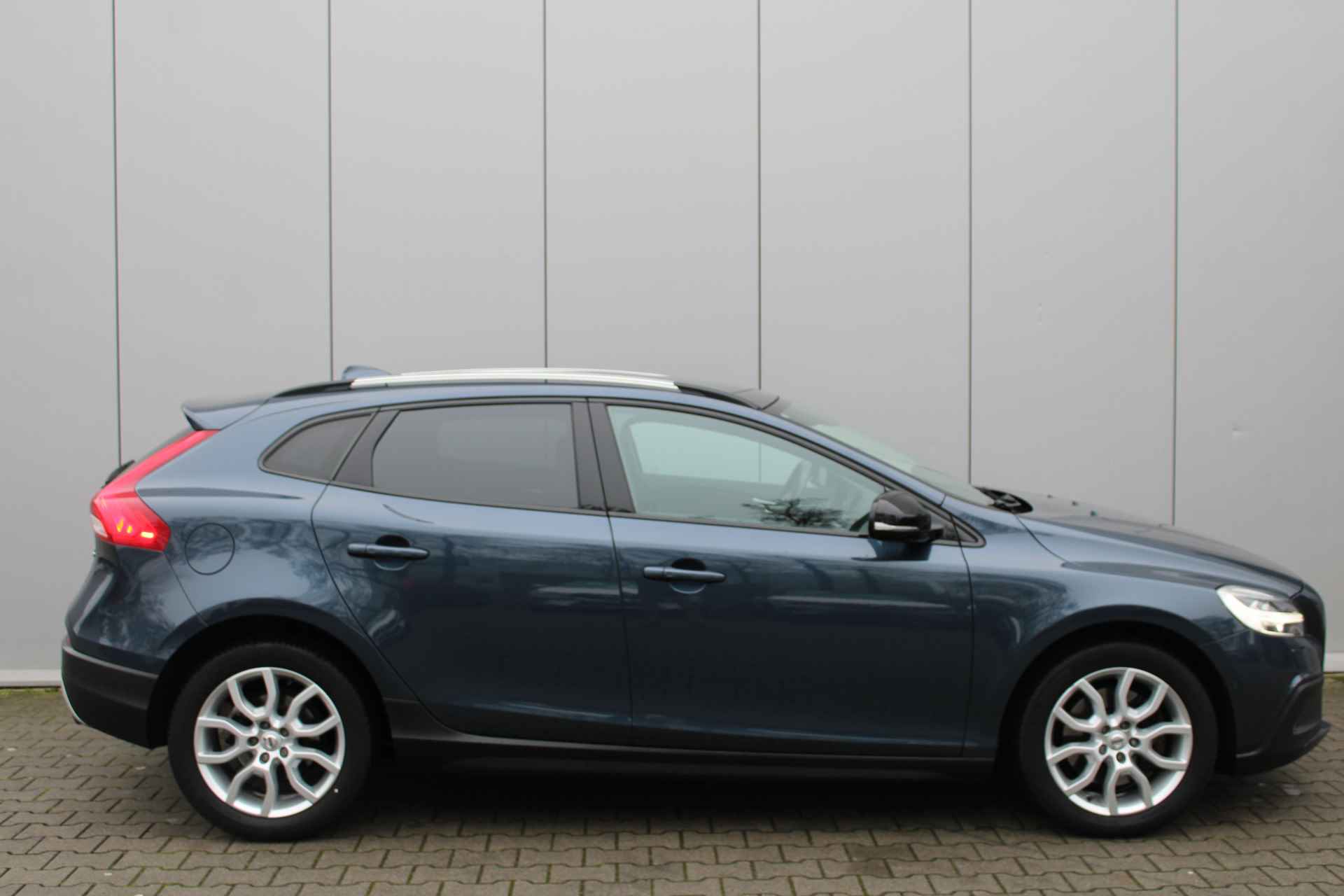 Volvo V40 Cross Country T3 Automaat Polar+ Luxury | Trekhaak | Standkachel | Leer | El. Bestuurdersstoel - 4/41