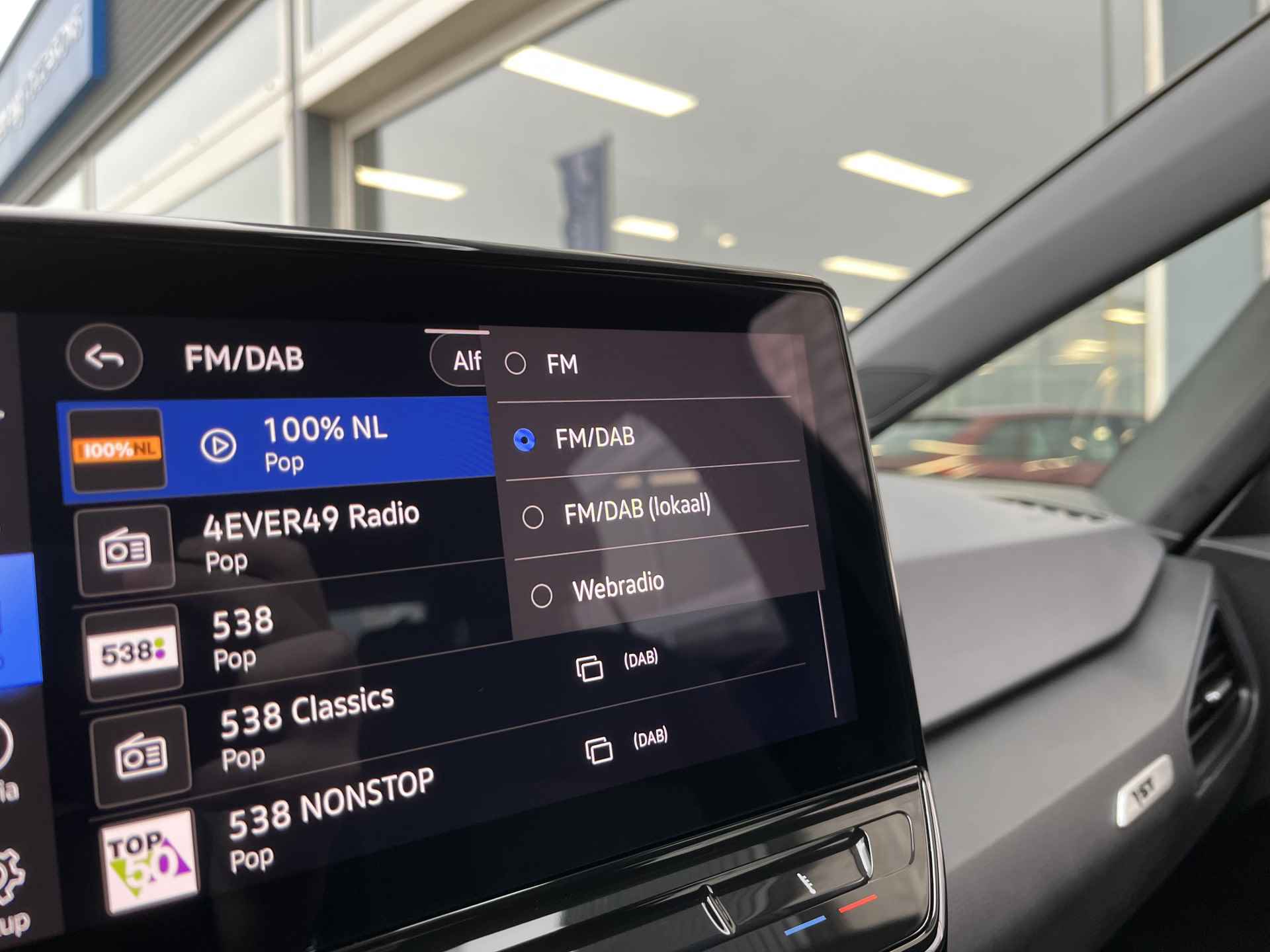 Volkswagen ID.3 First 58 kWh / AUTOMAAT/ ADAPT. CRUISE/ NAVI/ APP-CONNECT/ DAB/ STUUR & STOELVERWARMING/ PARK. SENSOREN - 17/44