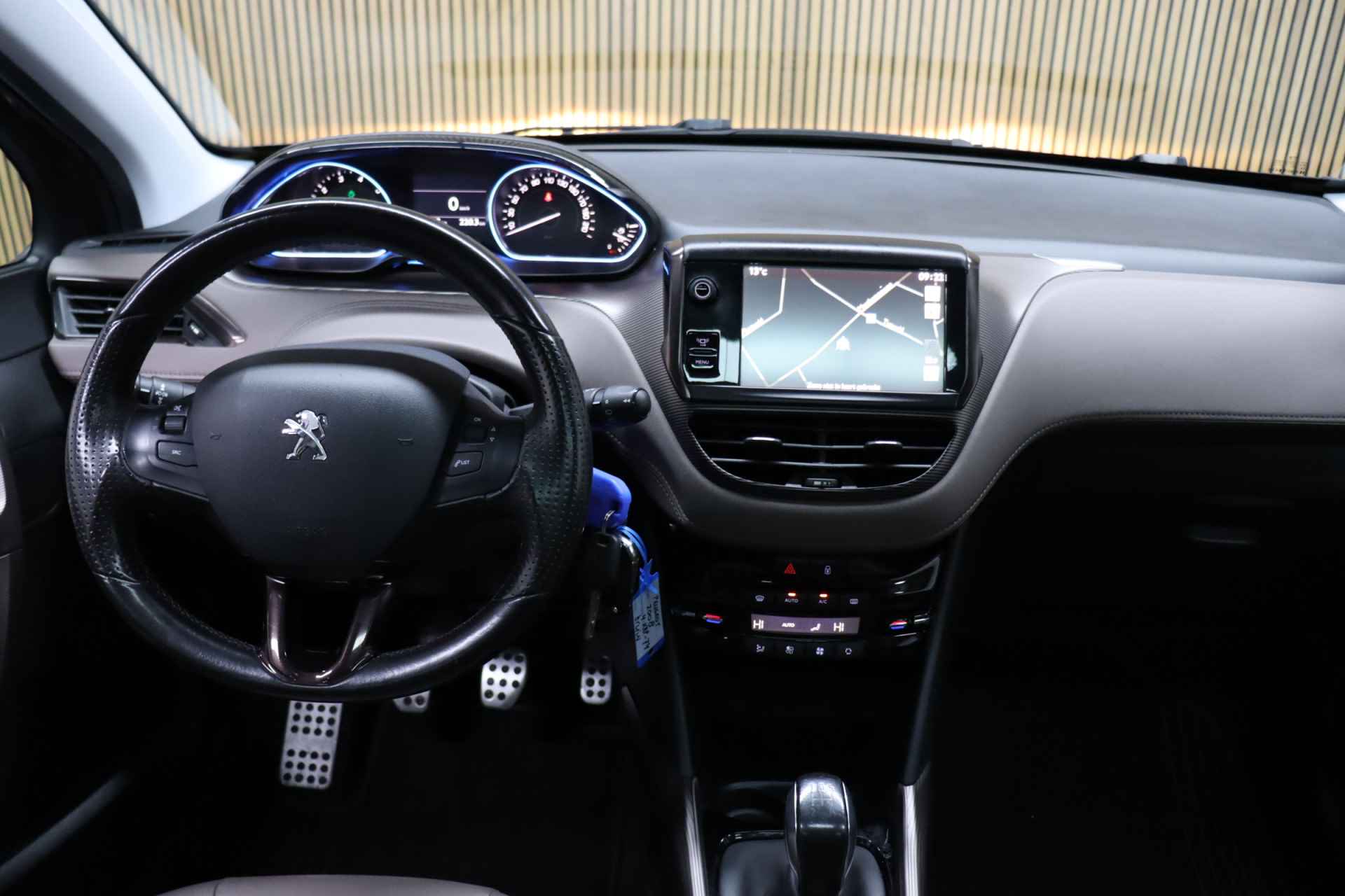 Peugeot 2008 1.6 VTi Féline | Panoramadak | Cruise-control | Navigatie | Clima | Trekhaak - 30/39