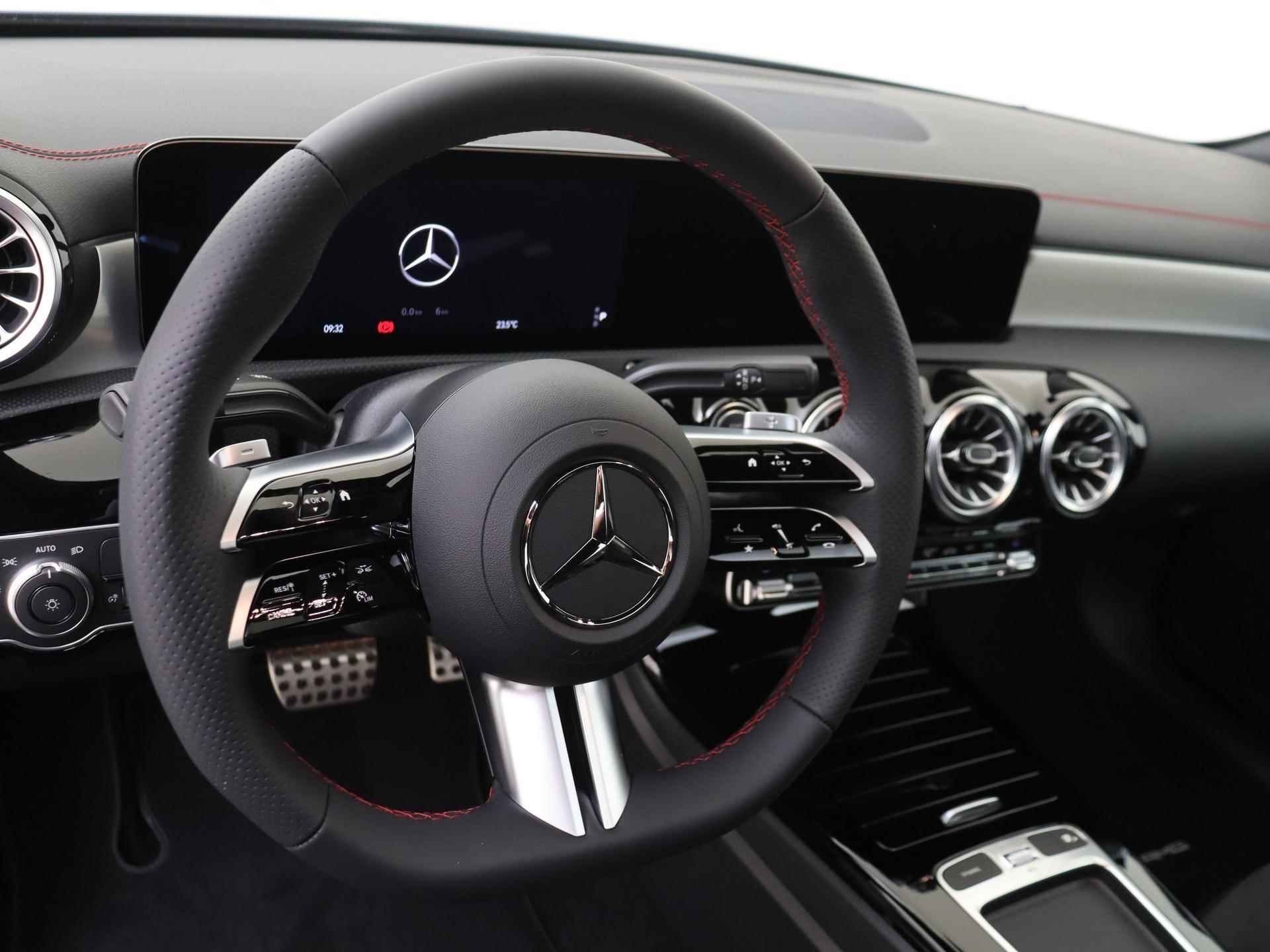 Mercedes-Benz CLA-klasse 180 Star Edition AMG Line / Panoramadak/ Night/ 19 inch - 4/35