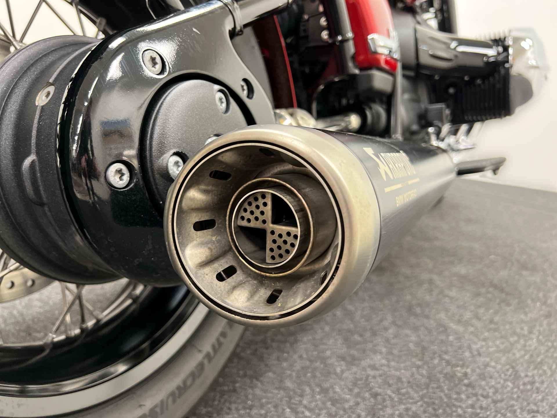 BMW R 18 Bobber kit met Akrapovic dempers BTW! - 18/19