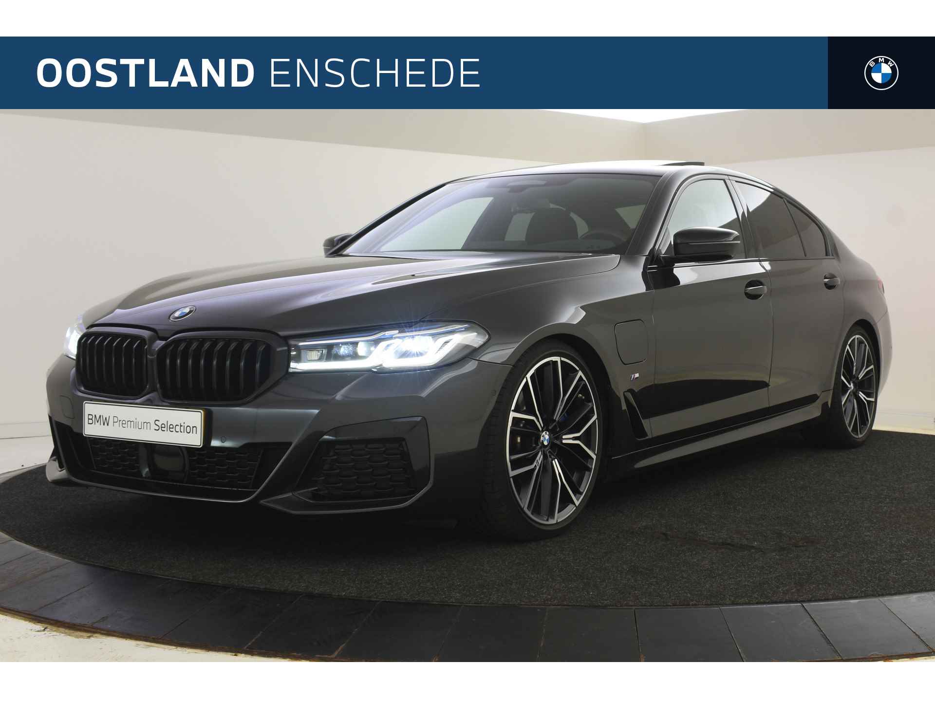 BMW 5 Serie 530e High Executive M Sport Automaat / Schuif-kanteldak / Trekhaak / Active Steering / Driving Assistant Professional / Laserlicht / Head-Up / Harman Kardon / Live Cockpit Professional - 1/39