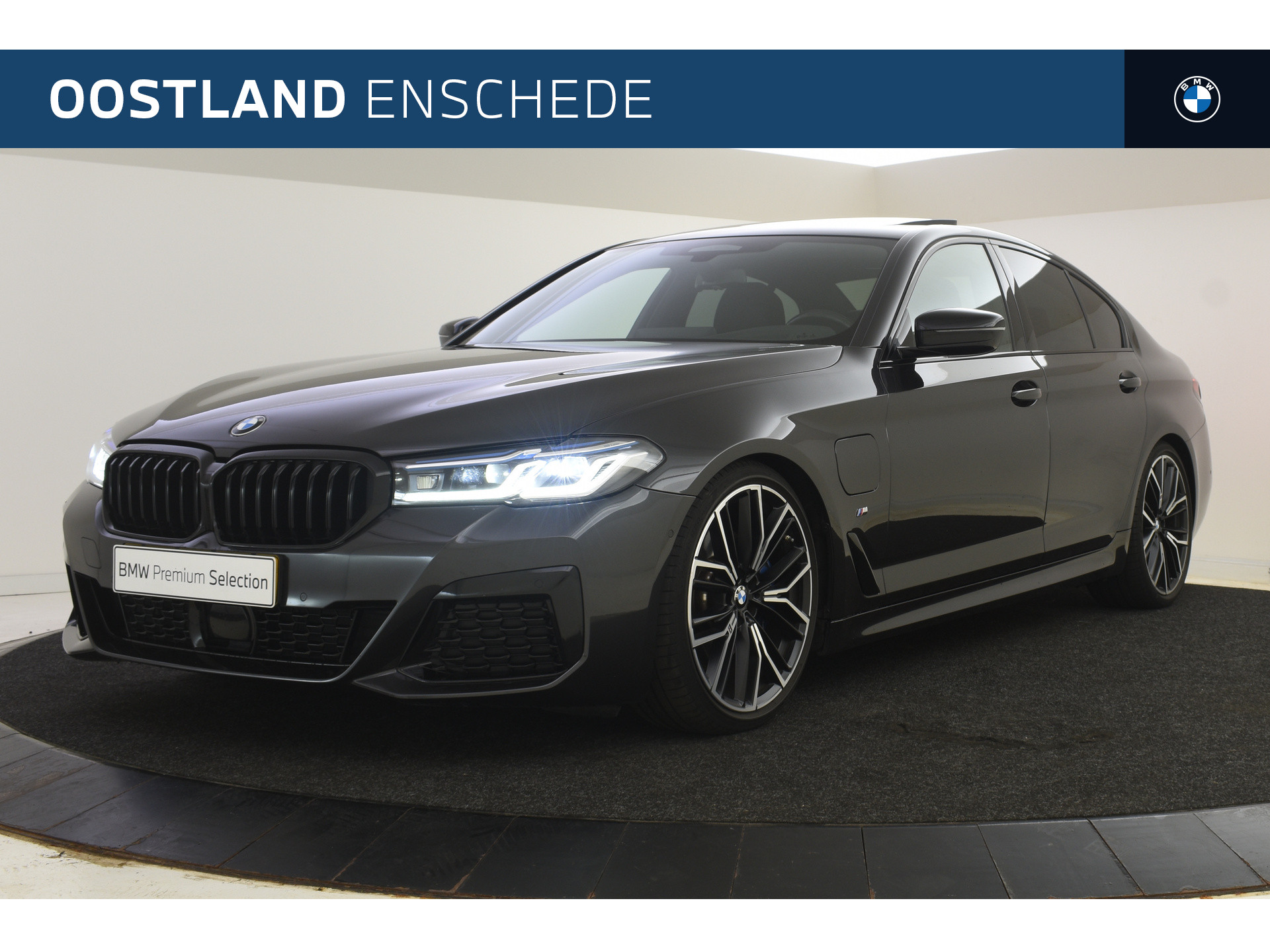 BMW 5 Serie 530e High Executive M Sport Automaat / Schuif-kanteldak / Trekhaak / Active Steering / Driving Assistant Professional / Laserlicht / Head-Up / Harman Kardon / Live Cockpit Professional