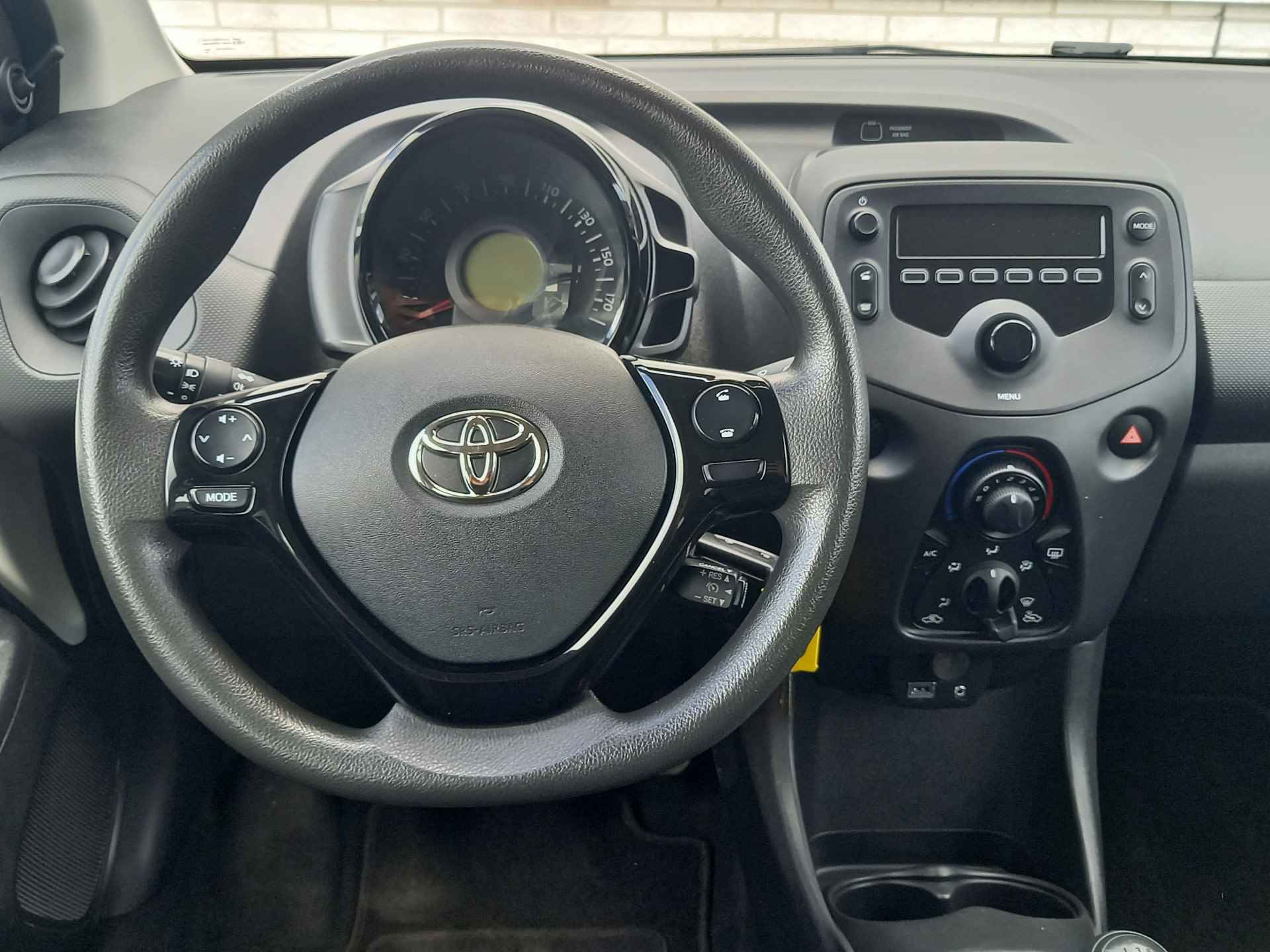 Toyota Aygo 1.0 VVT-i x-fun | Airco | Trekhaak - 25/35