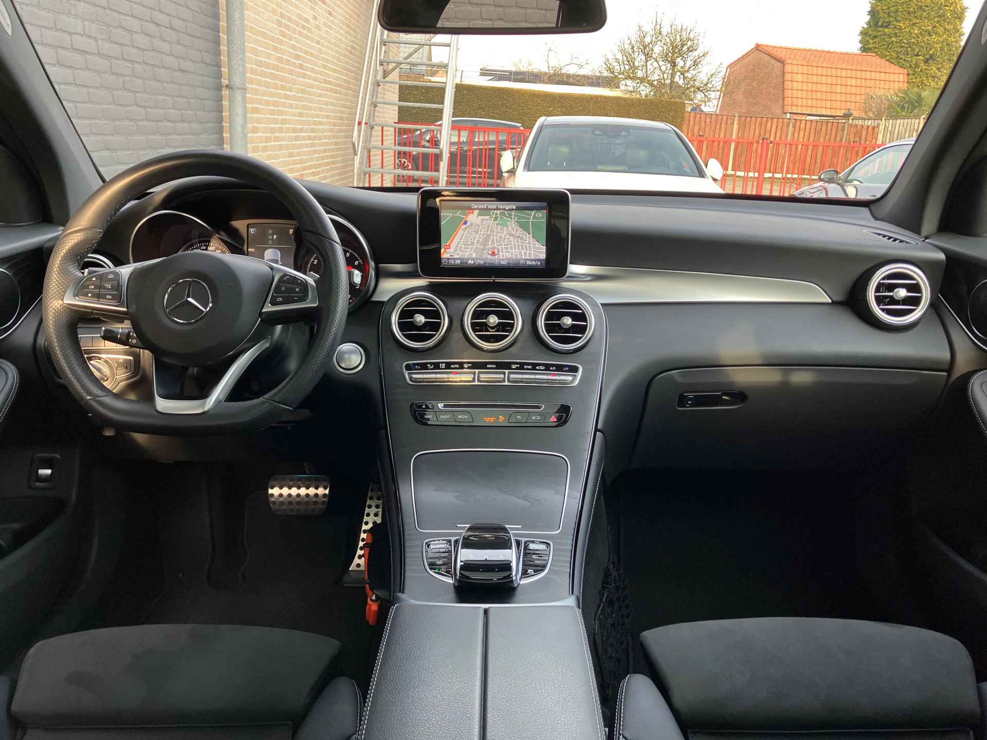 Mercedes-Benz GLC 250 4MATIC AMG Premium Plus AUT. | 1e eigenaar | dealer onderhouden | panoramadak | trekhaak | 36.000 KM - 16/43