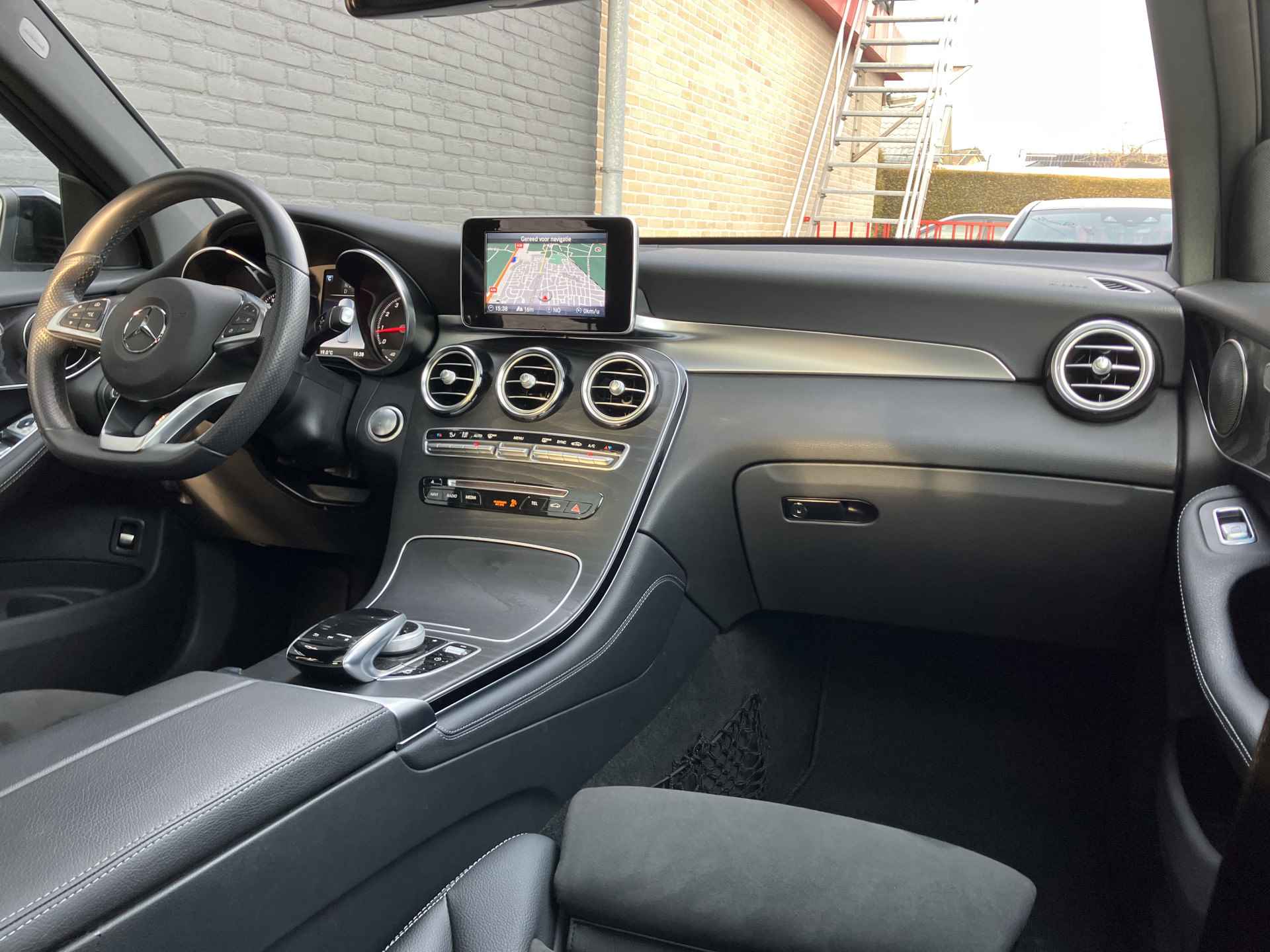 Mercedes-Benz GLC 250 4MATIC AMG Premium Plus AUT. | 1e eigenaar | dealer onderhouden | panoramadak | trekhaak | 36.000 KM - 17/43