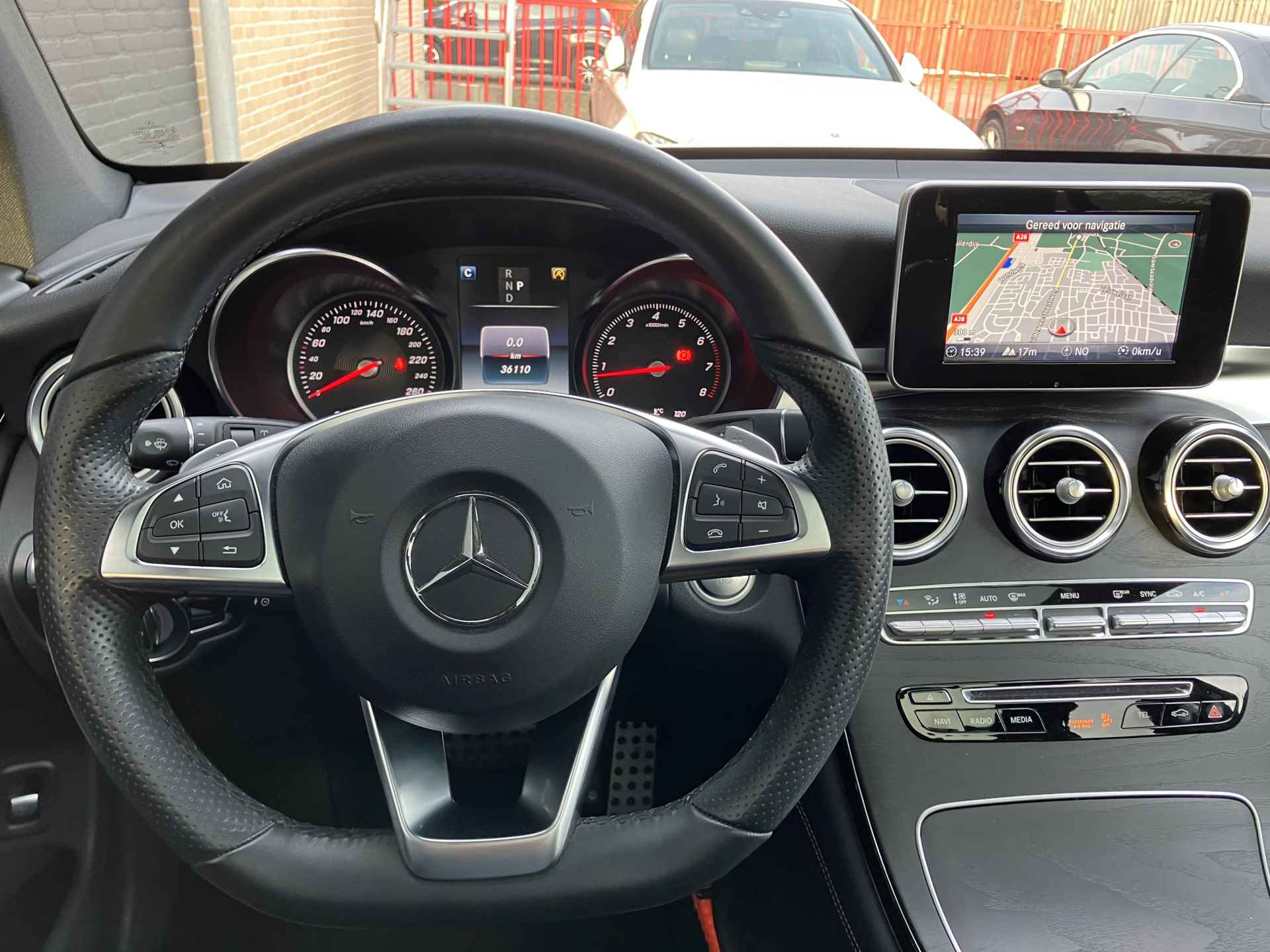 Mercedes-Benz GLC 250 4MATIC AMG Premium Plus AUT. | 1e eigenaar | dealer onderhouden | panoramadak | trekhaak | 36.000 KM - 26/43