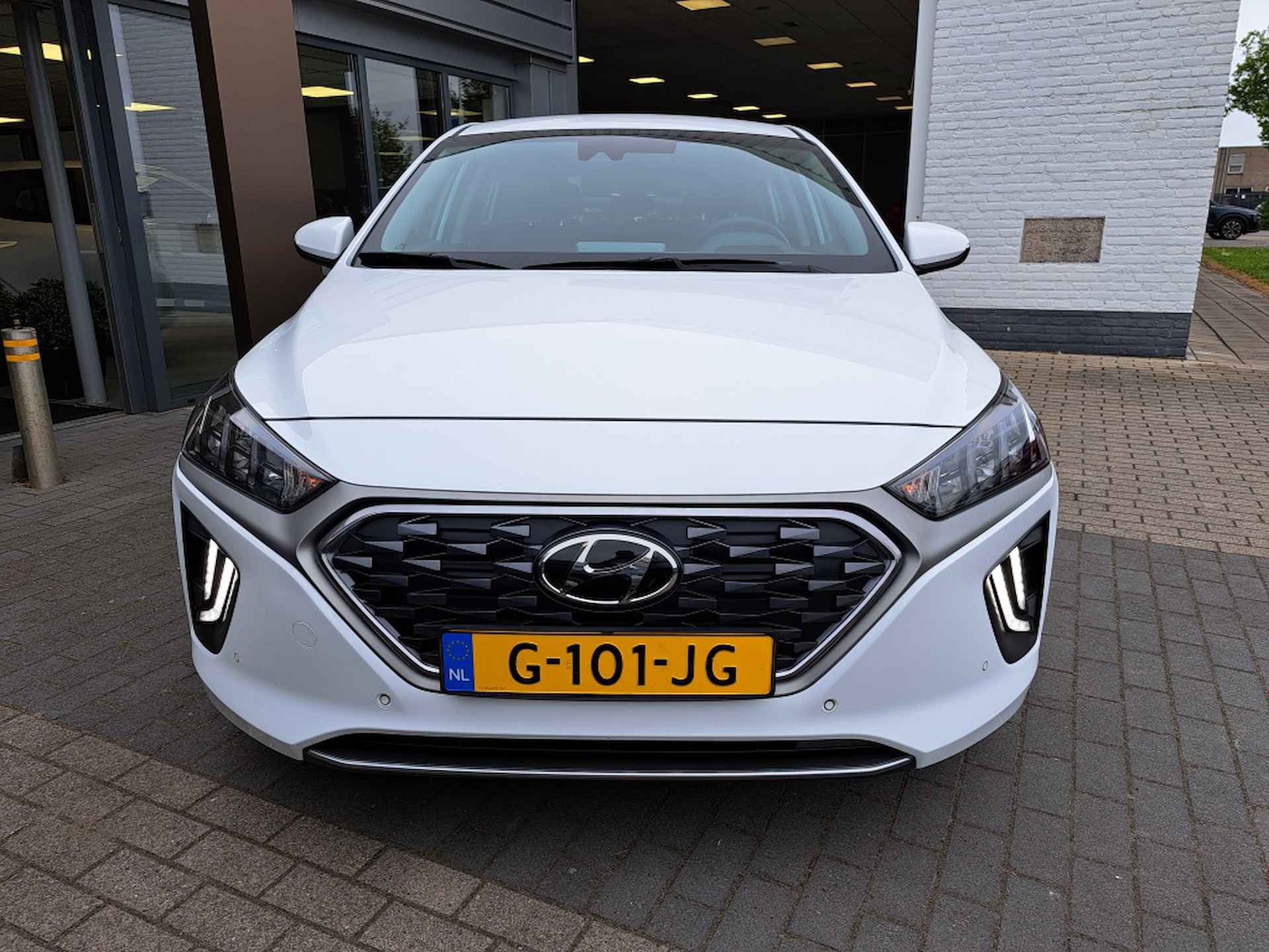 Hyundai IONIQ 1.6 GDi Comfort Plus | Navigatie | Achteruitrijcamera | Cruise c - 2/28